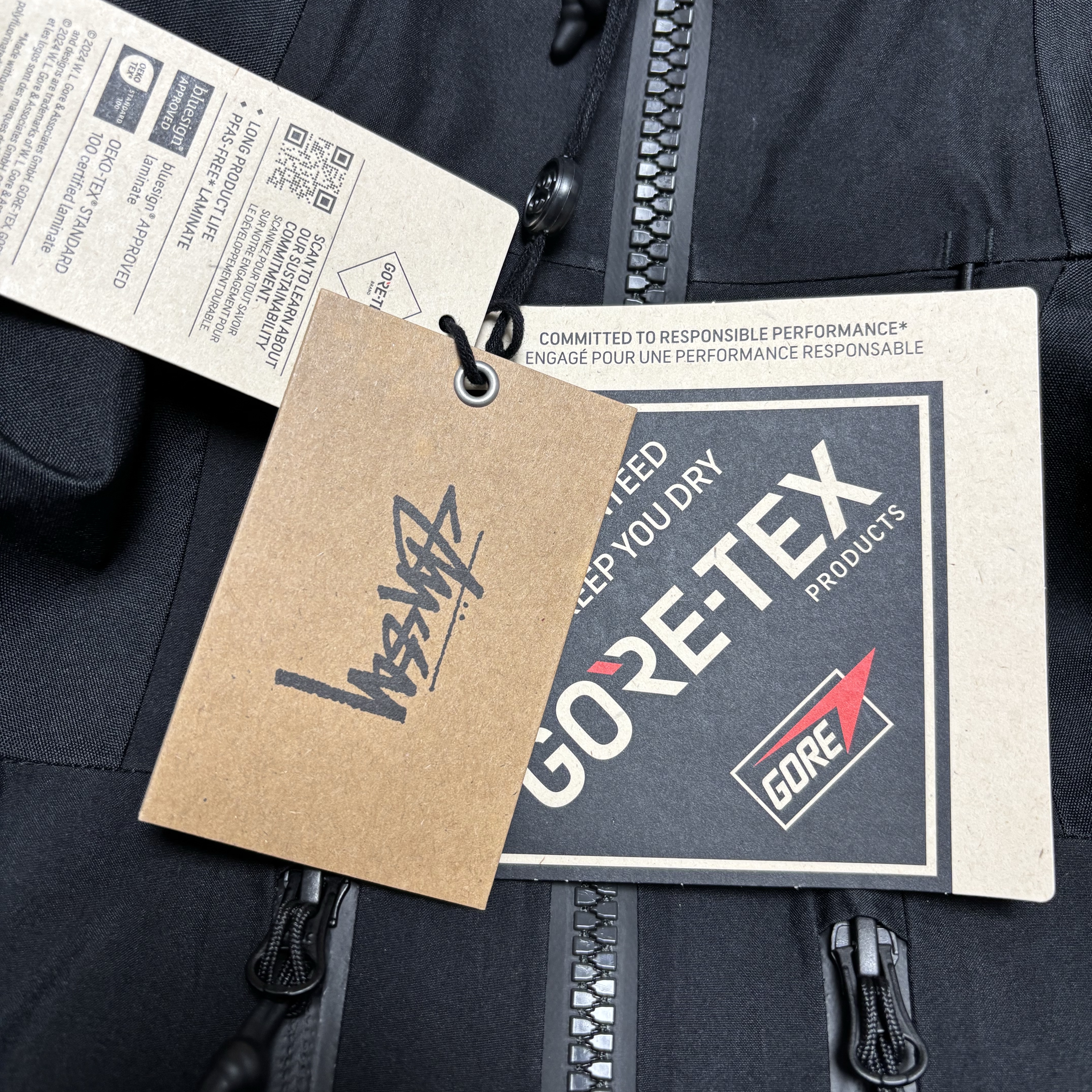 Stussy Gore-Tex Guide Shell Jacket Black 착용 스타일 - 3