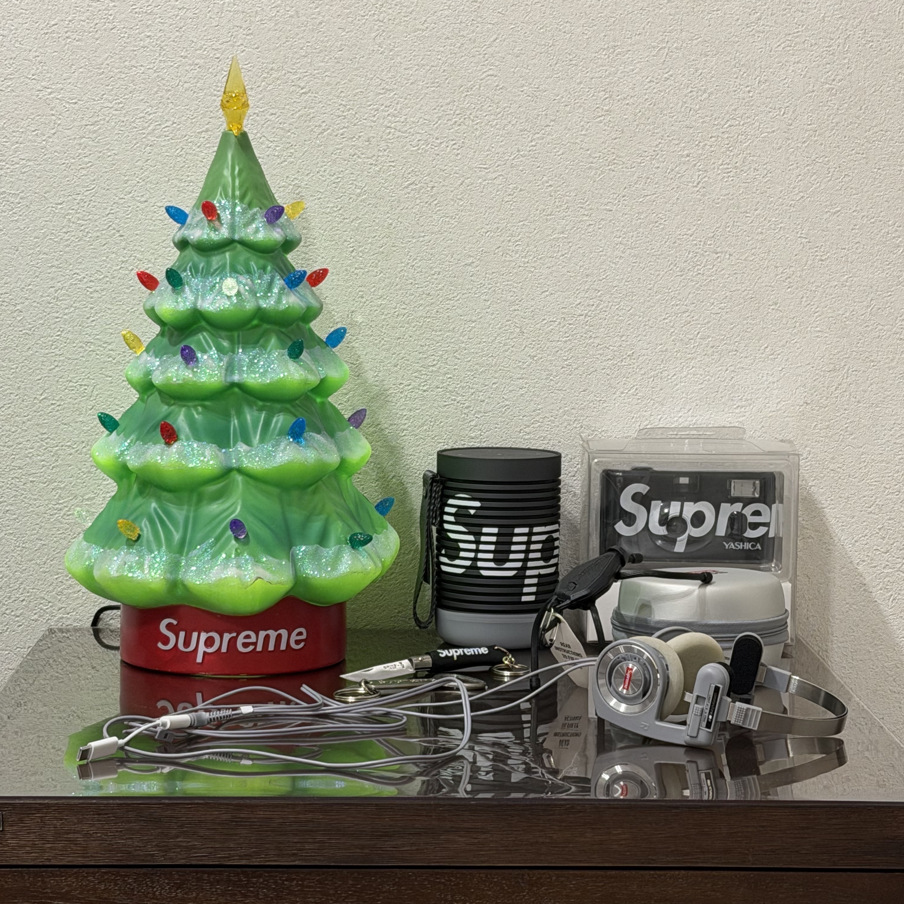 Supreme 15" Holiday Tree Green - 25FW, Supreme x Koss Portapro Headphones Silver - 23FW 착용 스타일 - 1