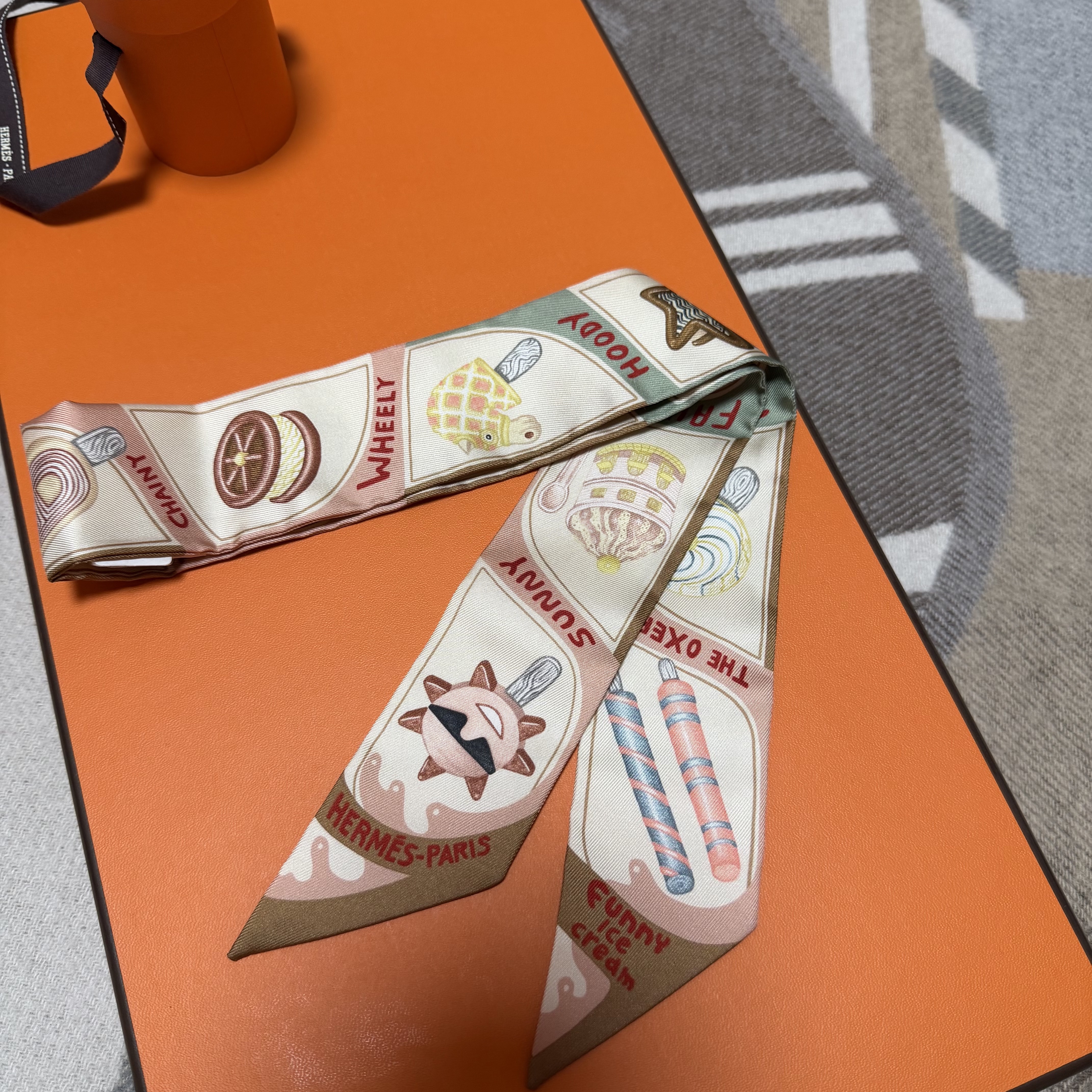 (W) Hermes Funny Ice Cream Twilly Beige Creme Vert Amande 착용 스타일 - 2