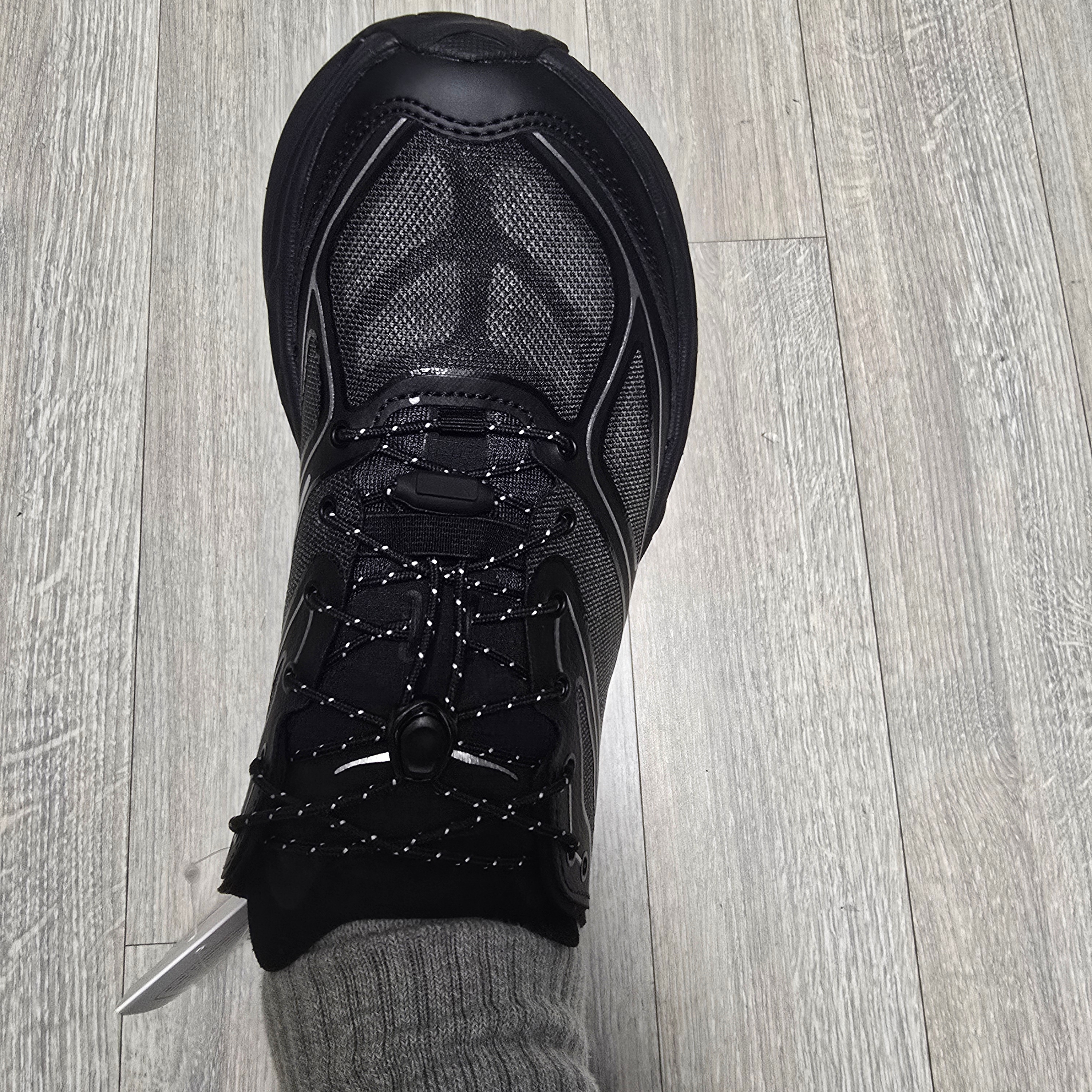 Hoka Stinson One7 Black Silver 착용 스타일 - 2
