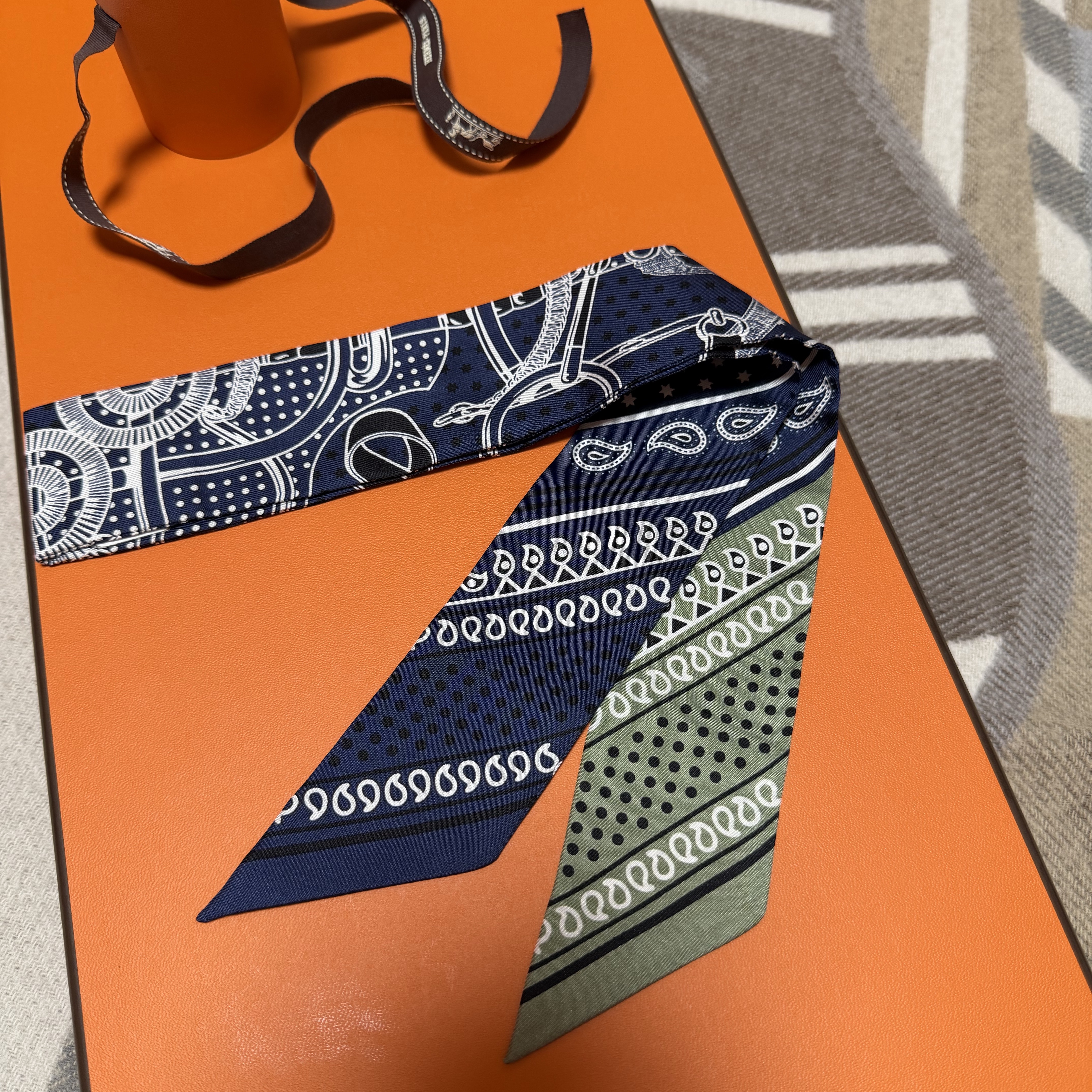 (W) Hermes Eperon d'Or Bandana Twilly Marine Vert Sauge Blanc 착용 스타일 - 2