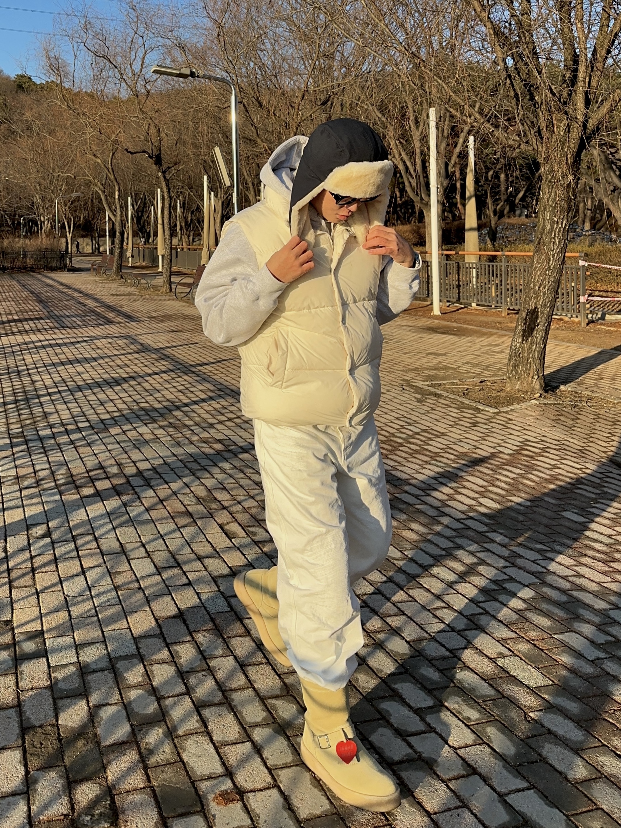 Stussy Ripstop Trapper Cap Navy, Clarks x Human Made Desert Made Beige 착용 스타일 - 3