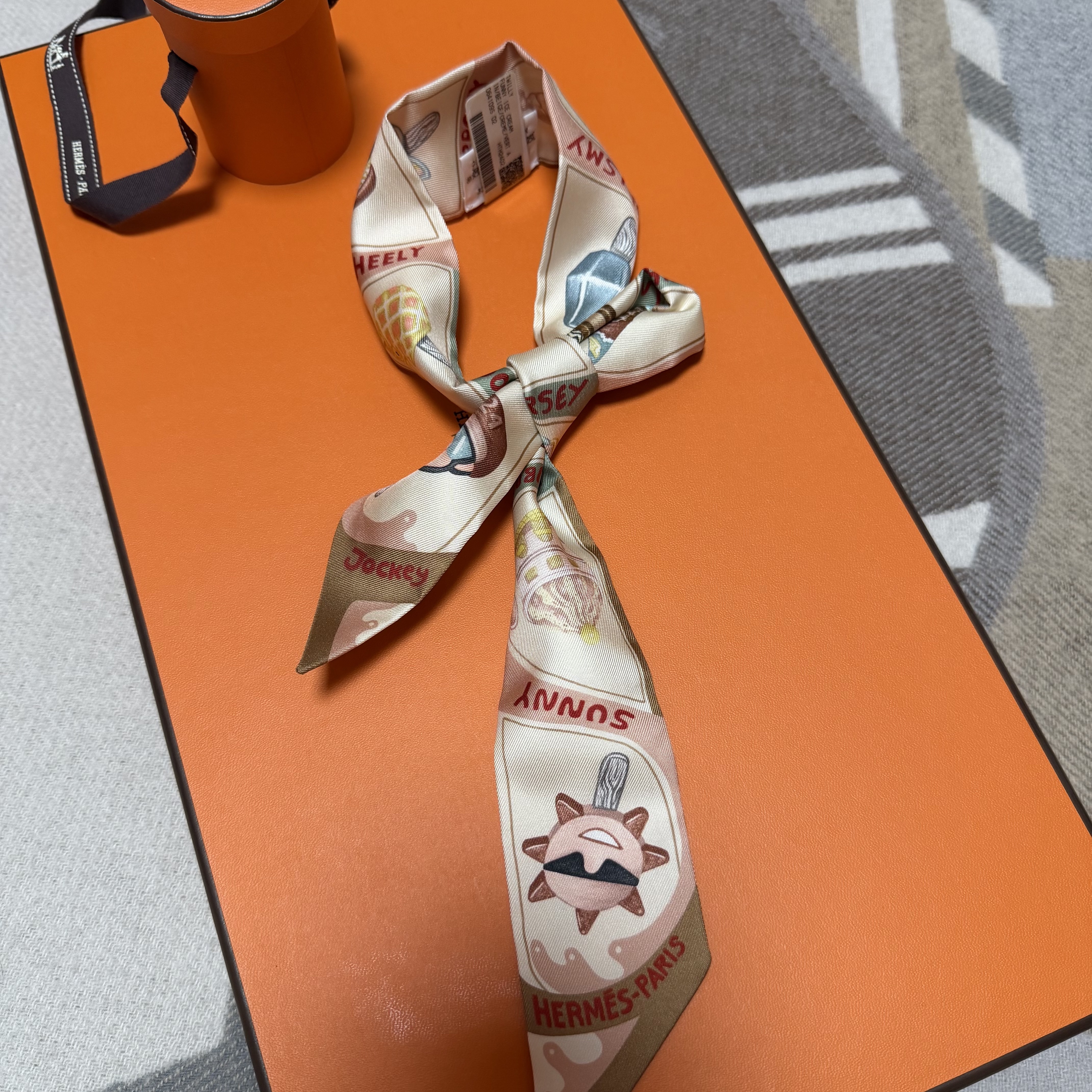 (W) Hermes Funny Ice Cream Twilly Beige Creme Vert Amande 착용 스타일 - 1