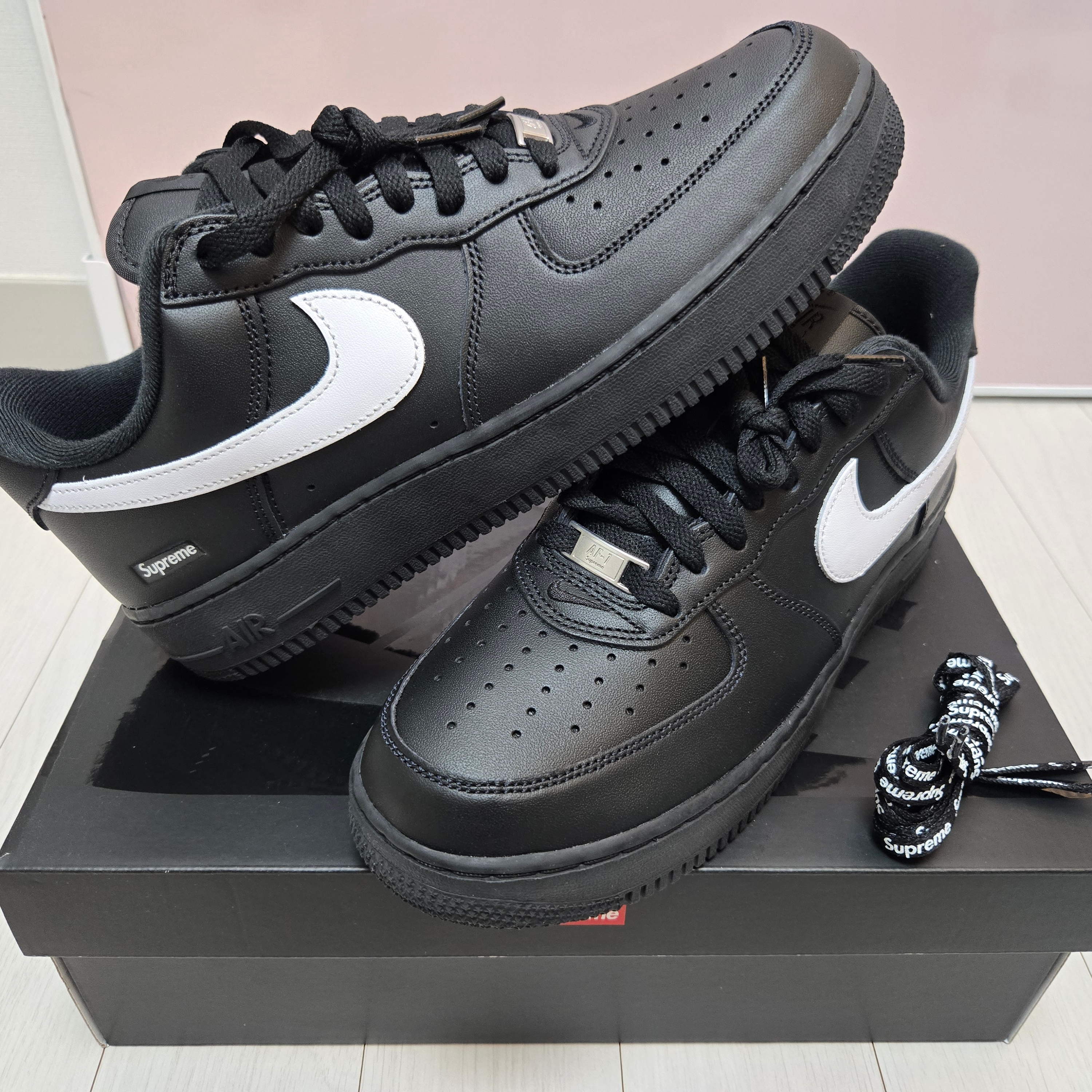 Nike x Supreme Air Force 1 Low Black 착용 스타일 - 2