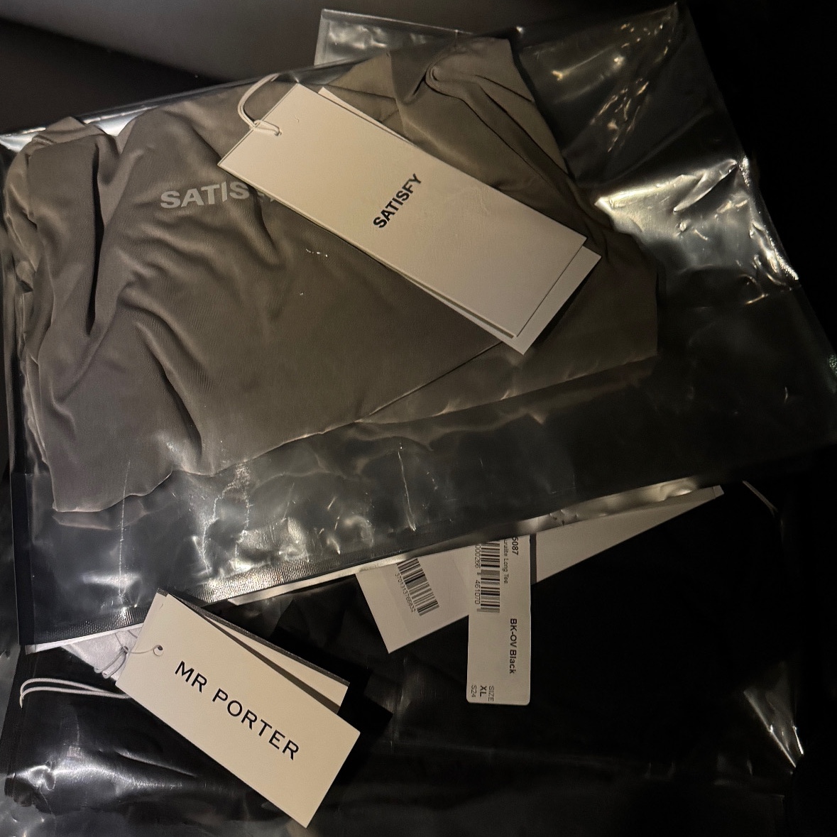 Satisfy Auralite Long T-Shirt Mineral Graphite, Satisfy Auralite LS T-Shirt Black 착용 스타일 - 1