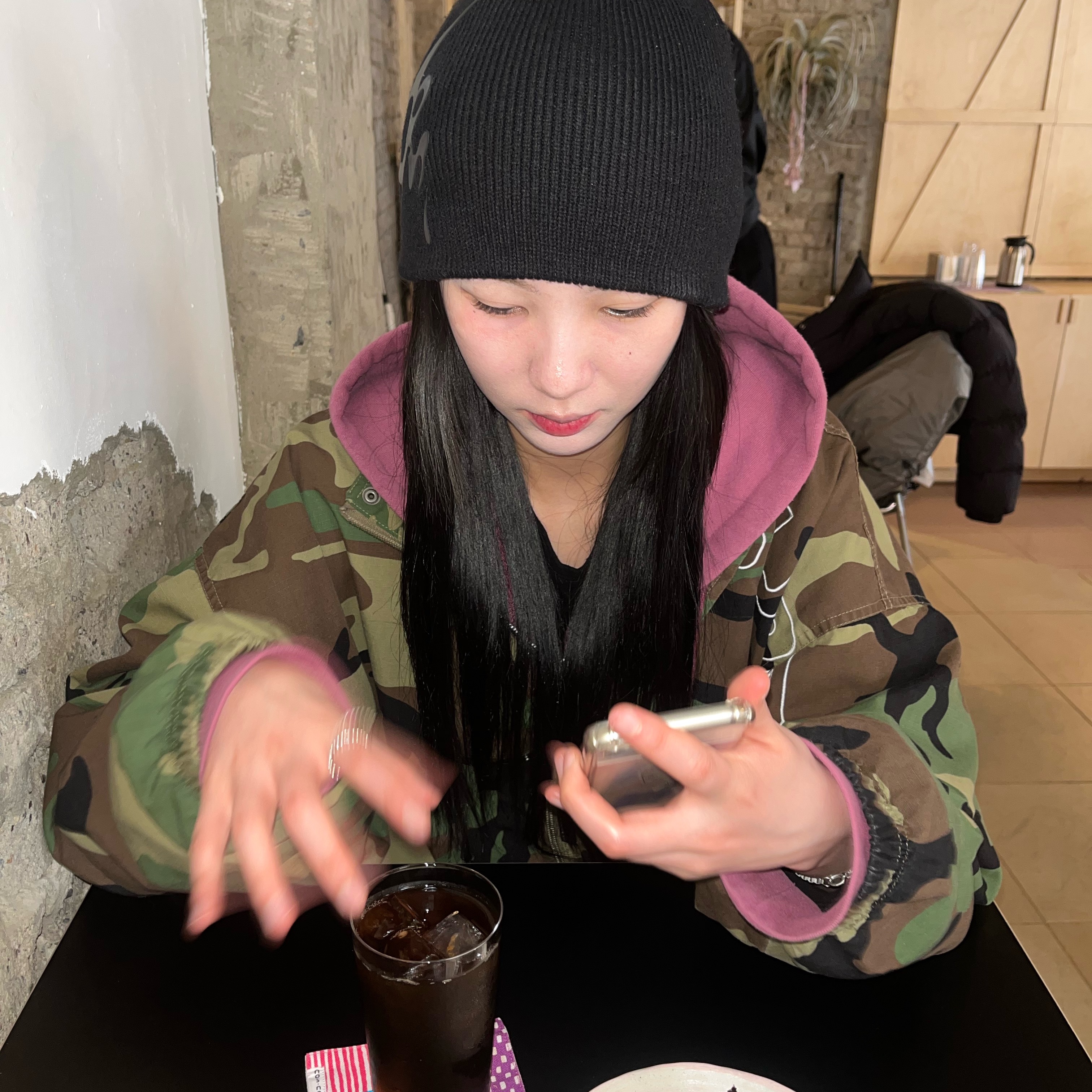 Stussy Regal Crown Zip Hoodie Berry, Supreme Spellout Embroidered Ripstop Track Jacket Woodland Camo - 25FW 착용 스타일 - 2