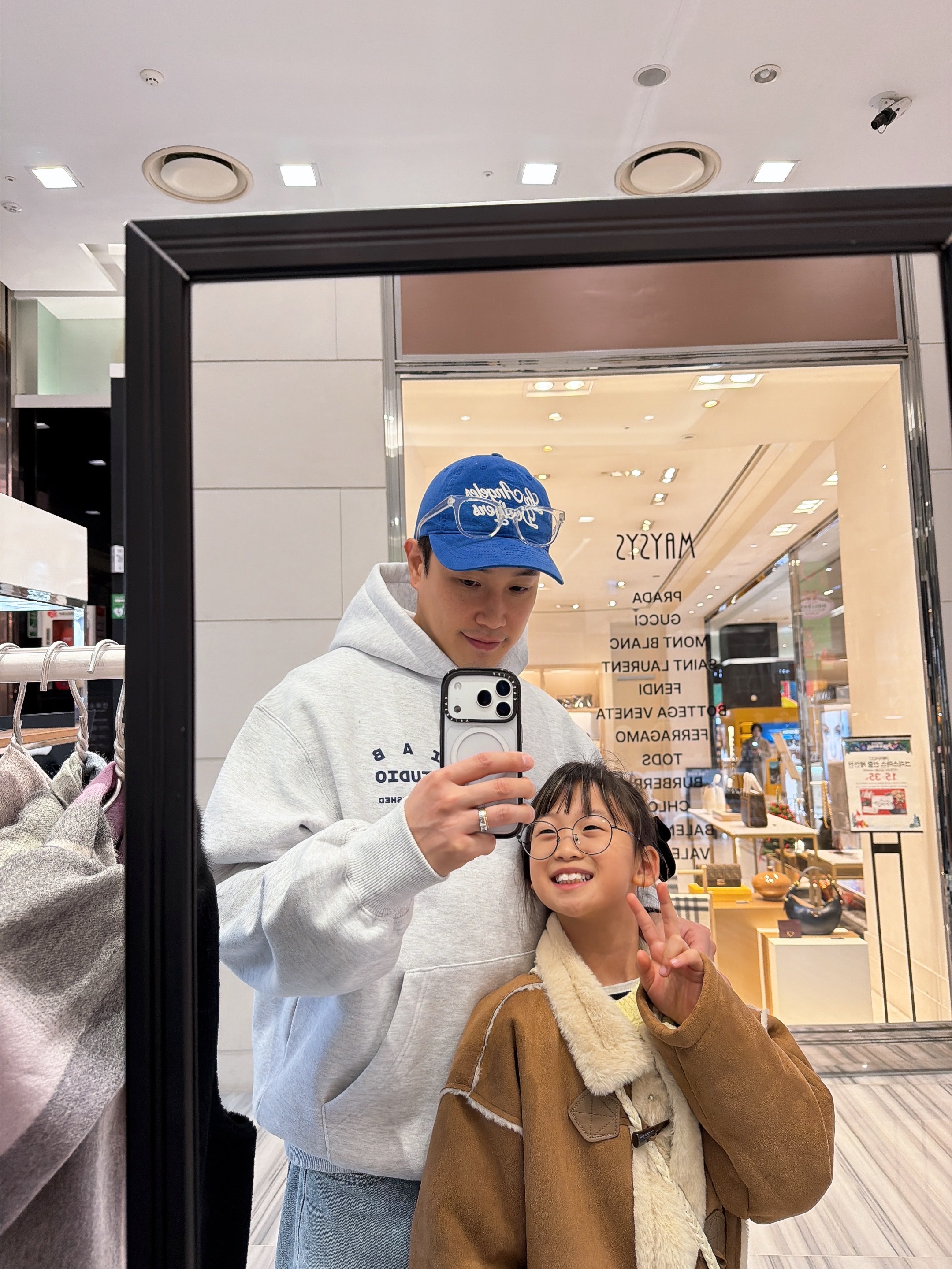 IAB Studio 25 Hoodie Light Gray Navy, Apple iPhone 17 Pro 512GB Silver 착용 스타일