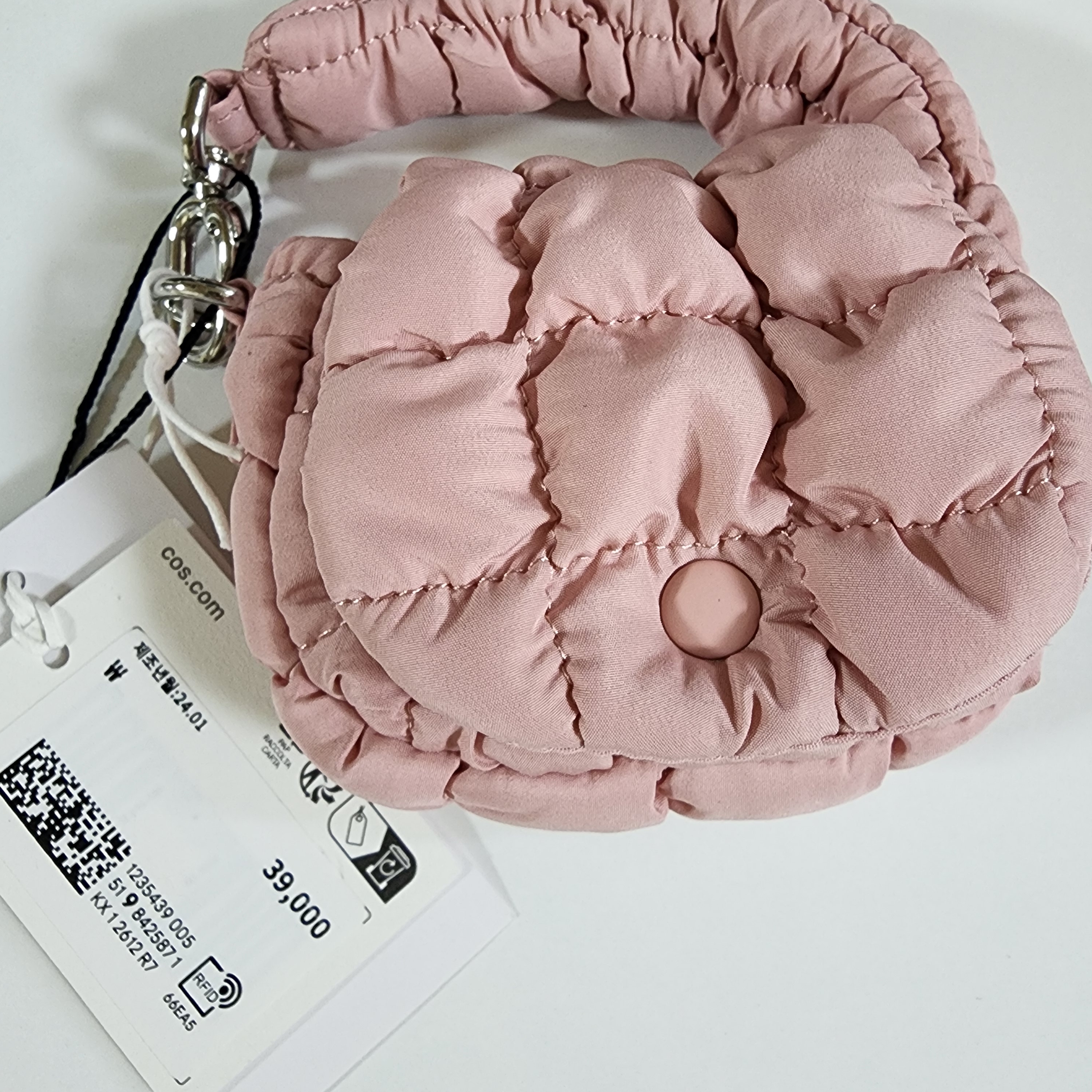 COS Quilted Nano Bag Pink, COS Quilted Nano Bag Pink 착용 스타일 - 1