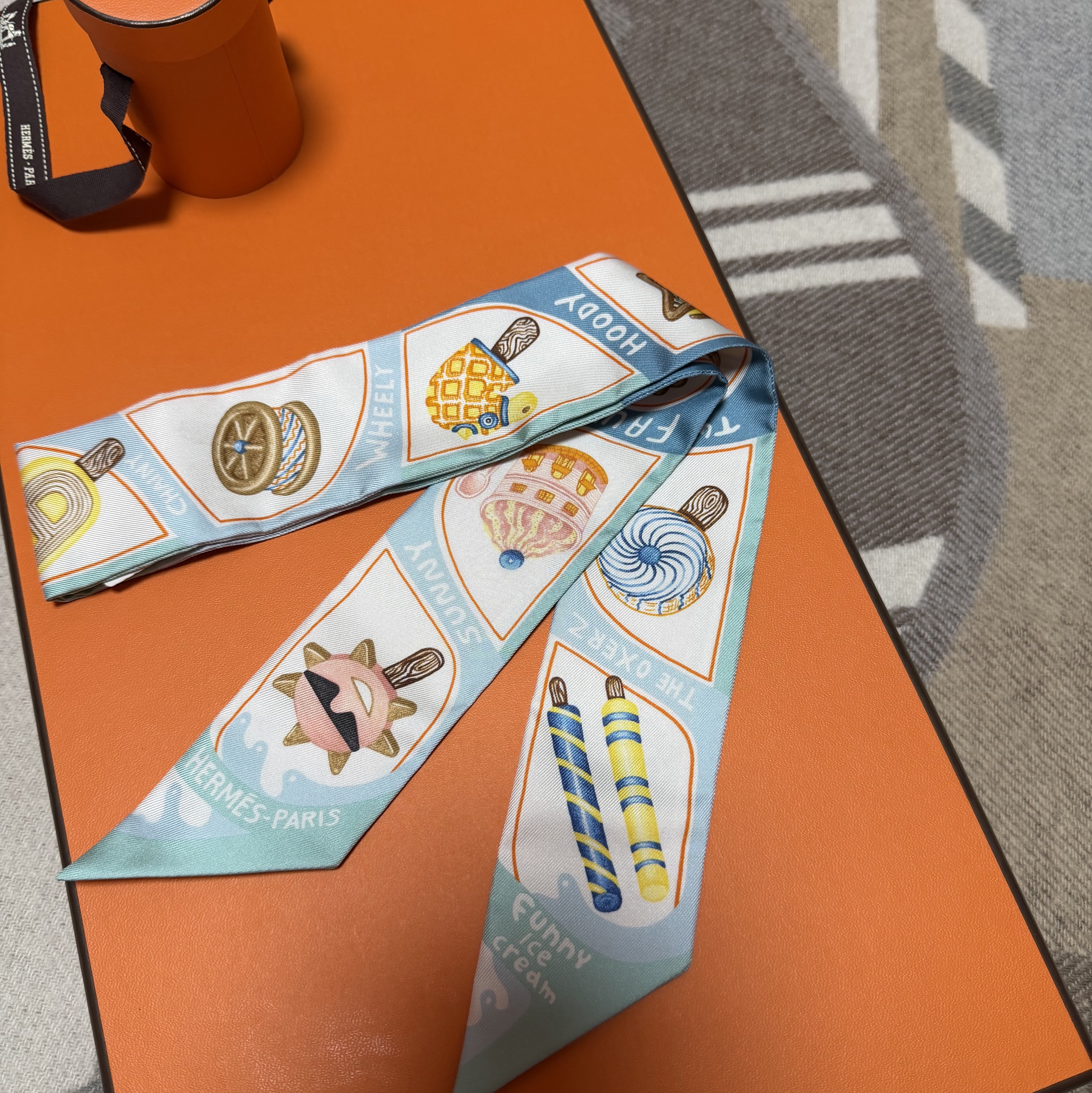 (W) Hermes Funny Ice Cream Twilly Aqua Orange Jaune 착용 스타일 - 2