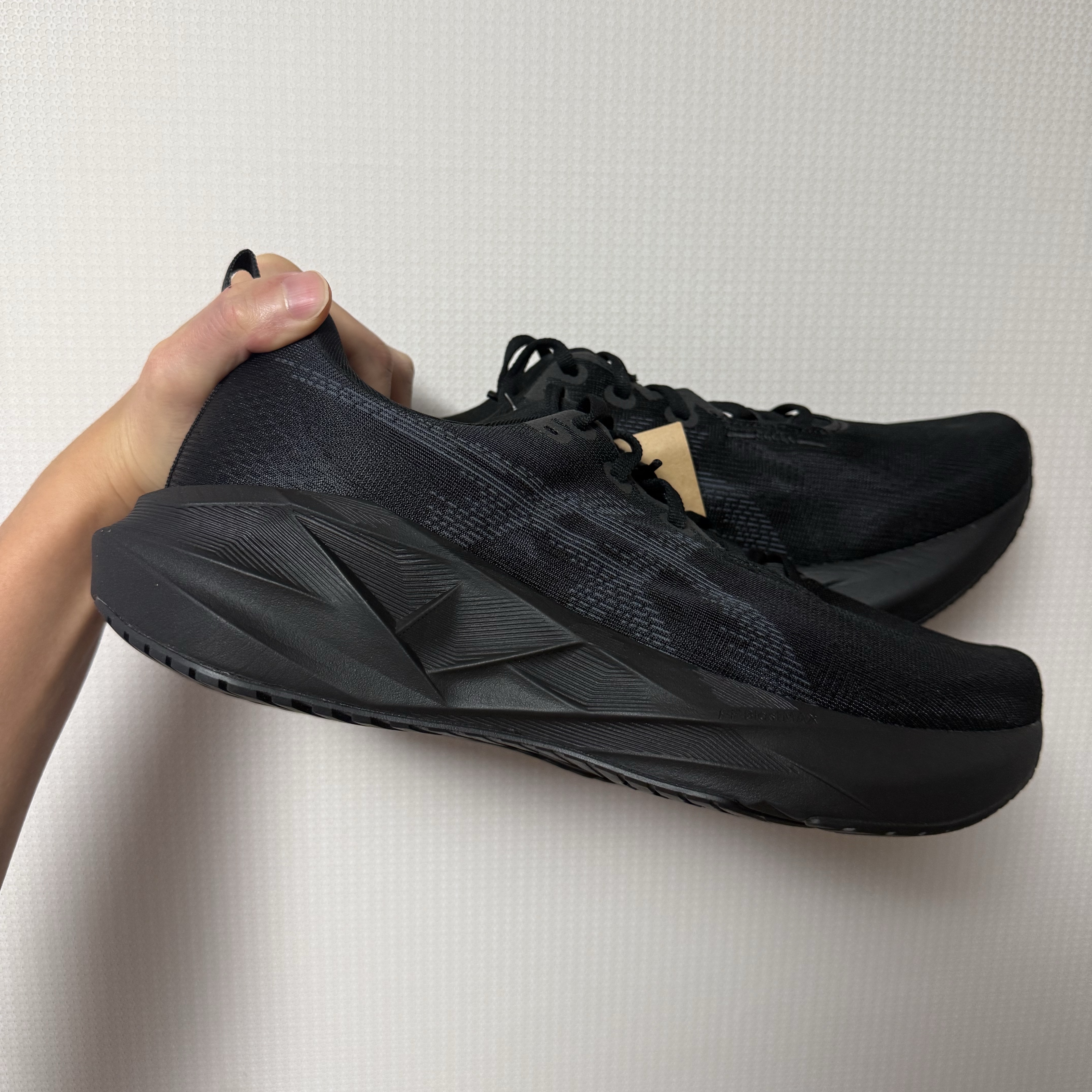Asics Novablast 5 Black Carrier Grey - 2E Wide 착용 스타일