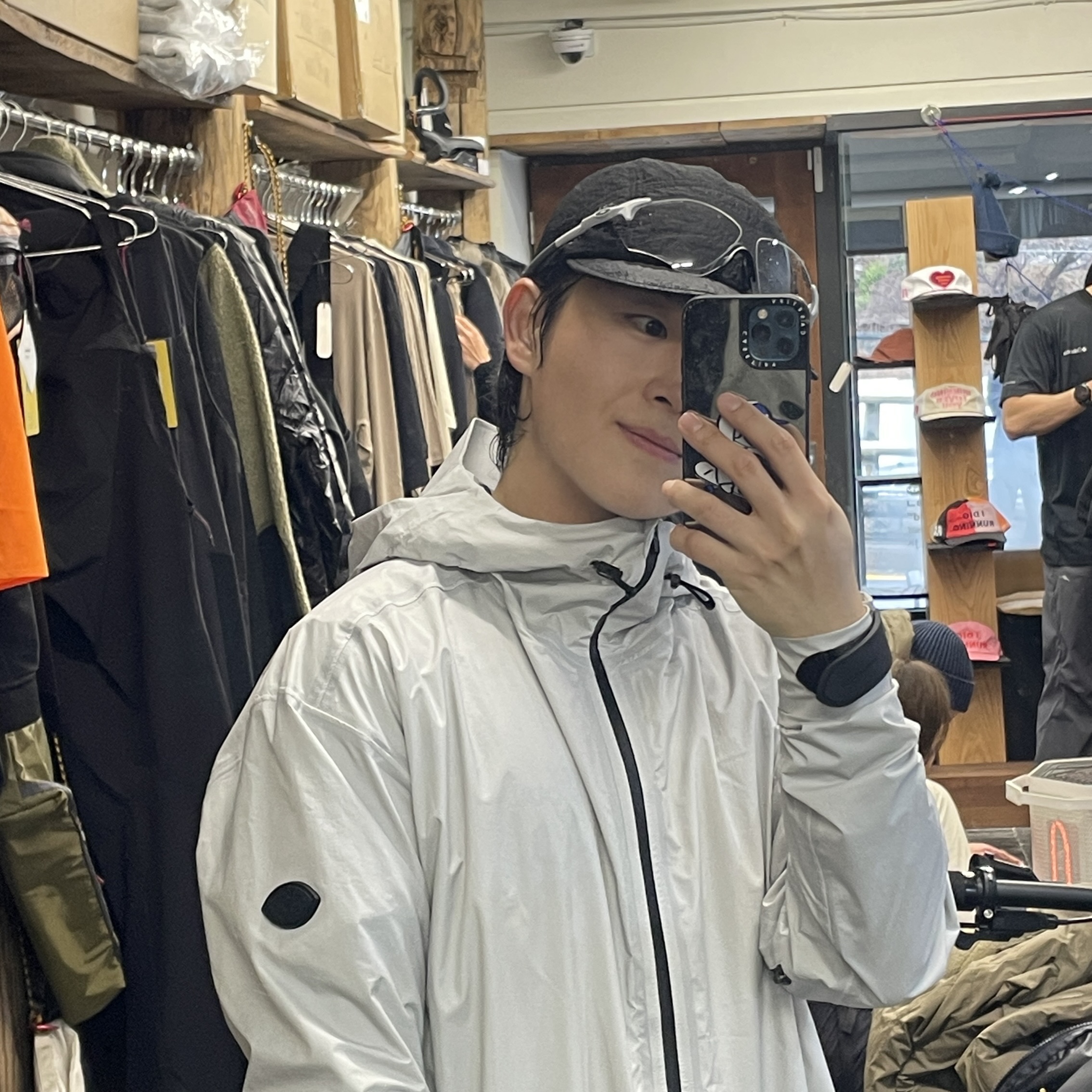 Oakley EVZero Path Matte White Frame Clear To Black Iridium Photochromic Lenses Low Bridge Fit, New Balance Fresh Foam X Hierro v8 Gore-Tex Black Phantom - 2E Wide 착용 스타일 - 2
