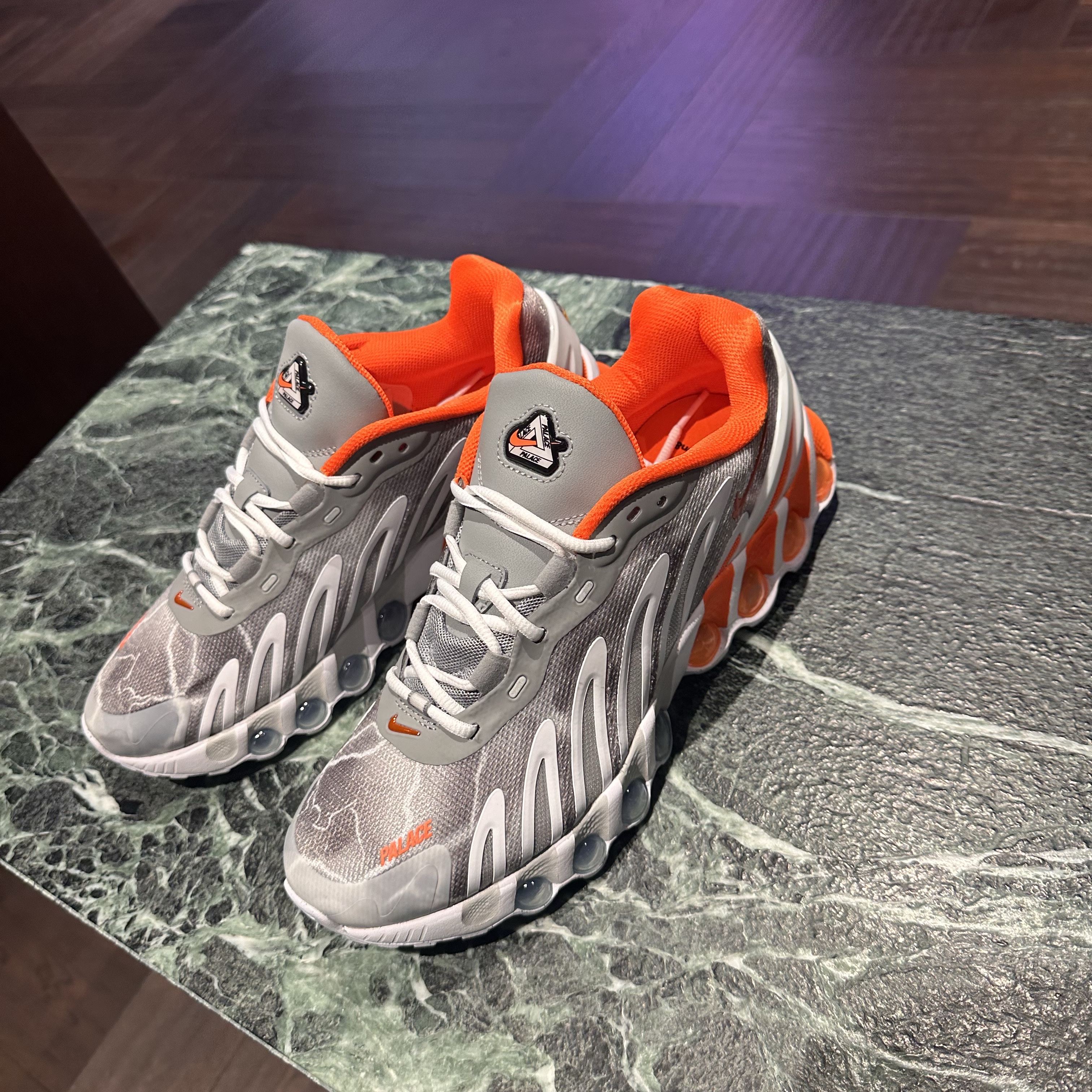 Nike x Palace Air Max Dn8 Dusty Grey Safety Orange Particle Grey White 착용 스타일 - 1