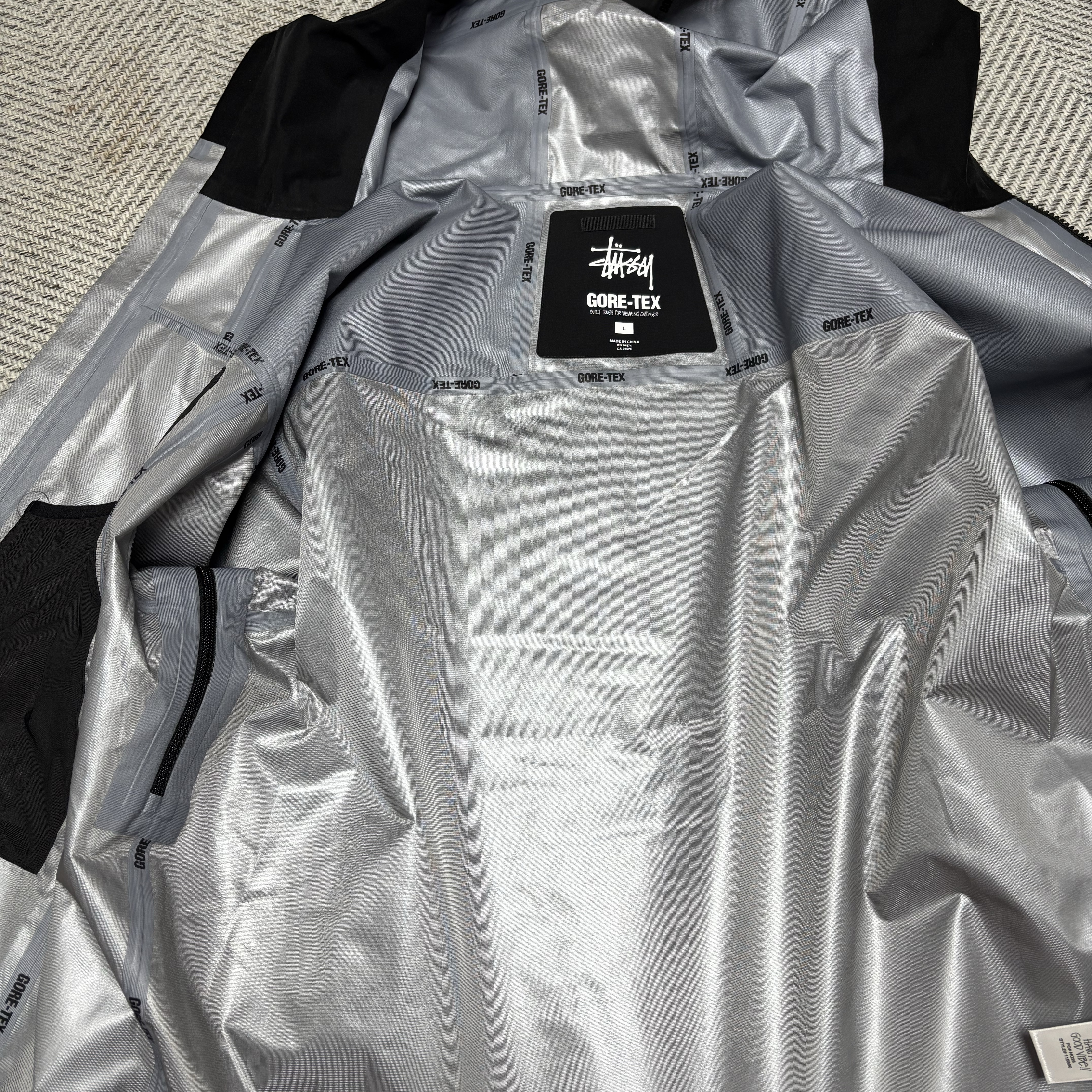 Stussy Gore-Tex Guide Shell Jacket Black 착용 스타일 - 2