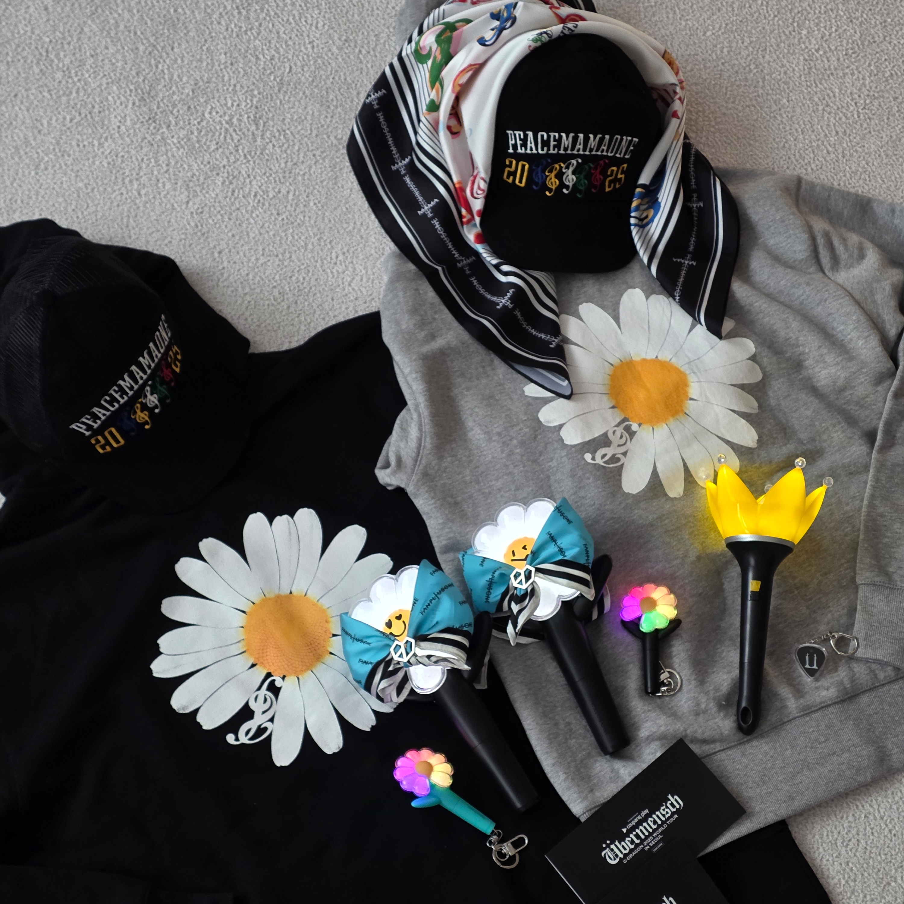 Peaceminusone x 2025 MAMA Awards Peacemamaone Cap Cotton, Peaceminusone x 2025 MAMA Awards Peacemamaone Zip Up Hoodie Black 착용 스타일