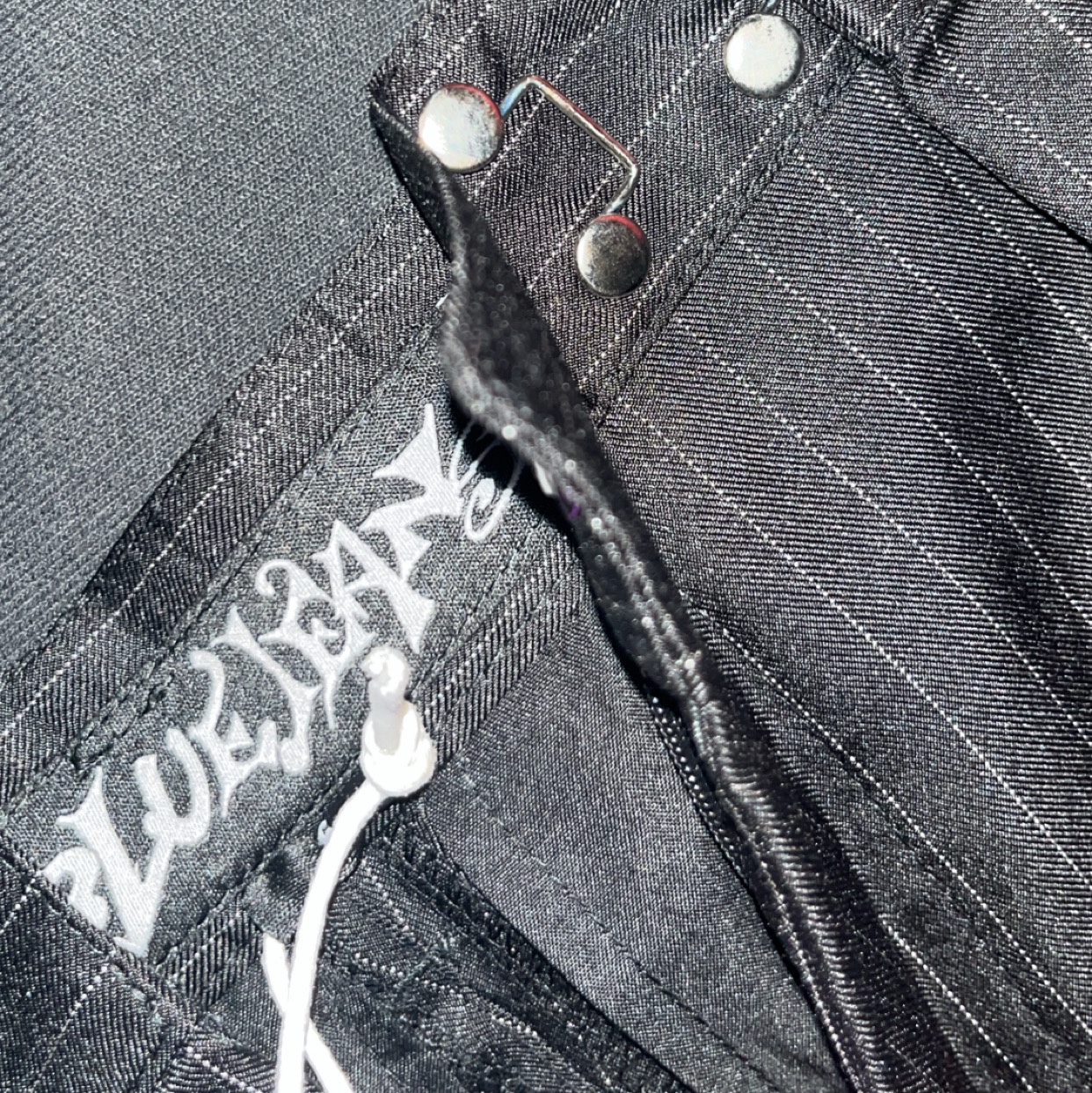 Suade Two Tuck Stripe Slacks Black 착용 스타일 - 2