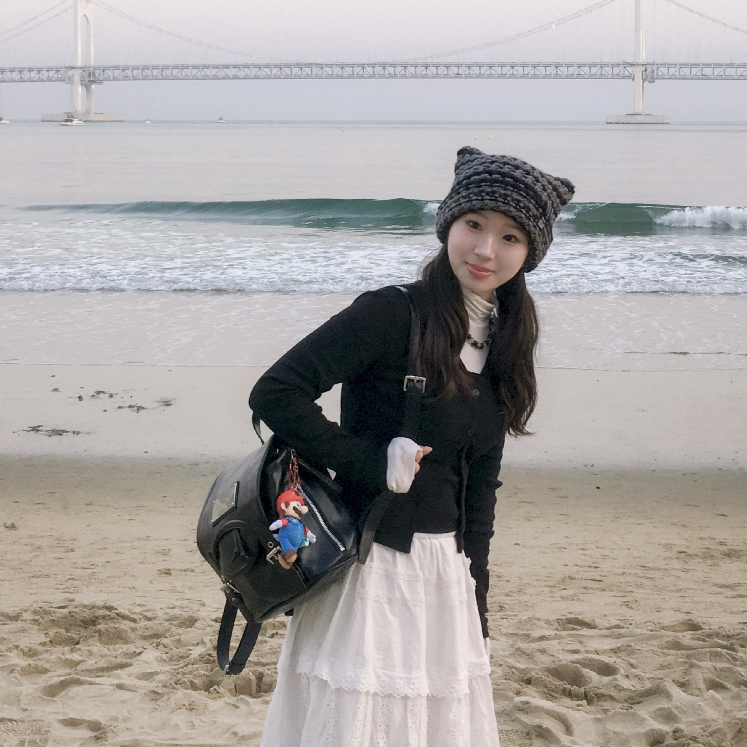 Matin Kim Buckle Detail Backpack Black 착용 스타일 - 2
