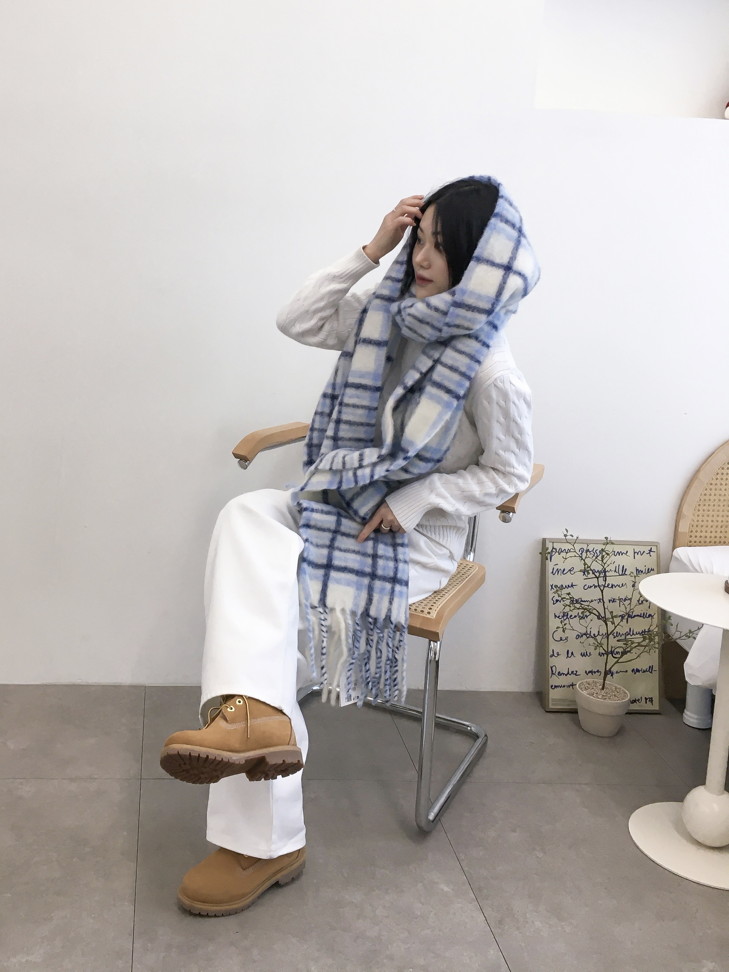 Jacquemus L’echarpe Carro Le Chouchou Jacquard Check Muffler Light Blue 착용 스타일