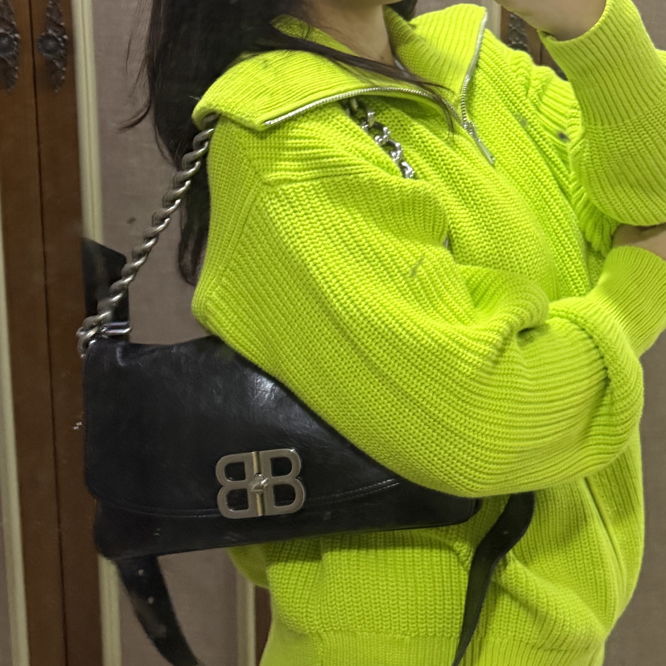 Balenciaga BB Soft Large Flap Bag Black 착용 스타일