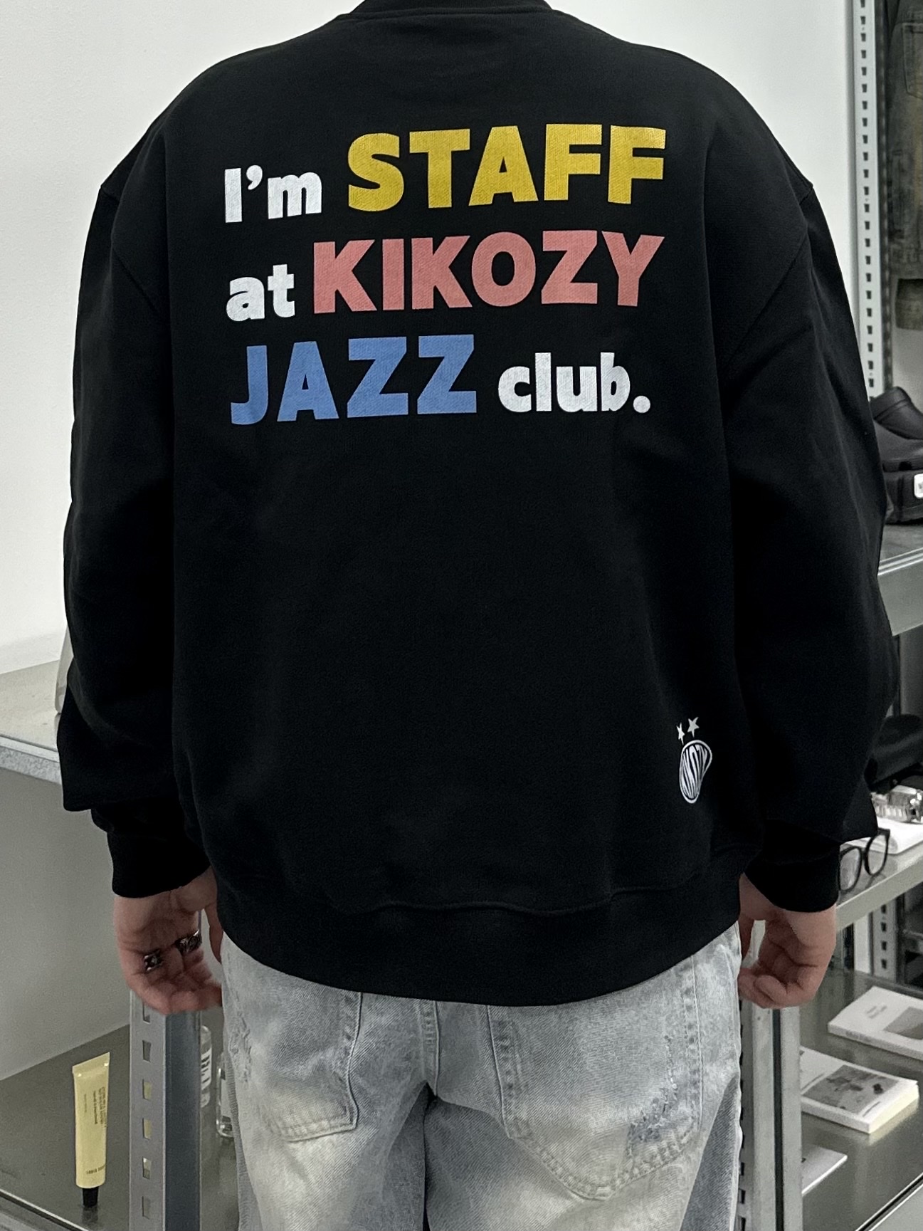 [KREAM 단독] Kikozy Staff Sweatshirt Black 착용 스타일 - 4