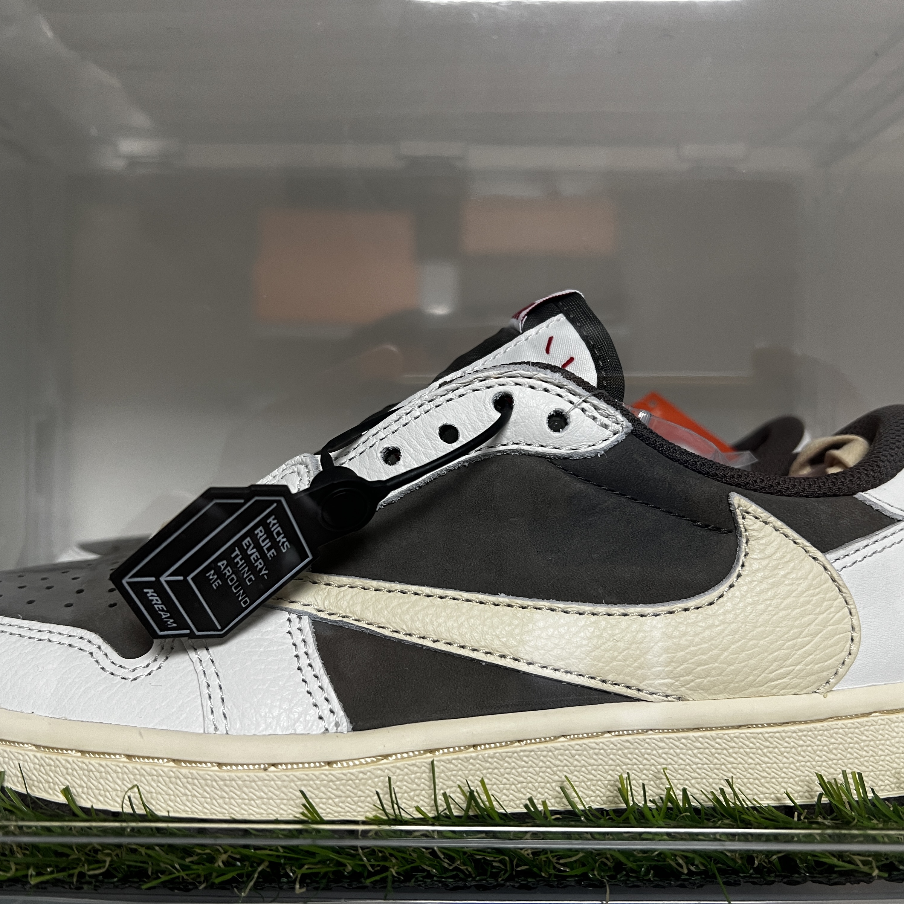 Jordan 1 x Travis Scott Retro Low OG SP Velvet Brown and Dark Mocha, Jordan 1 x Travis Scott Retro Low OG SP Reverse Olive 착용 스타일 - 4
