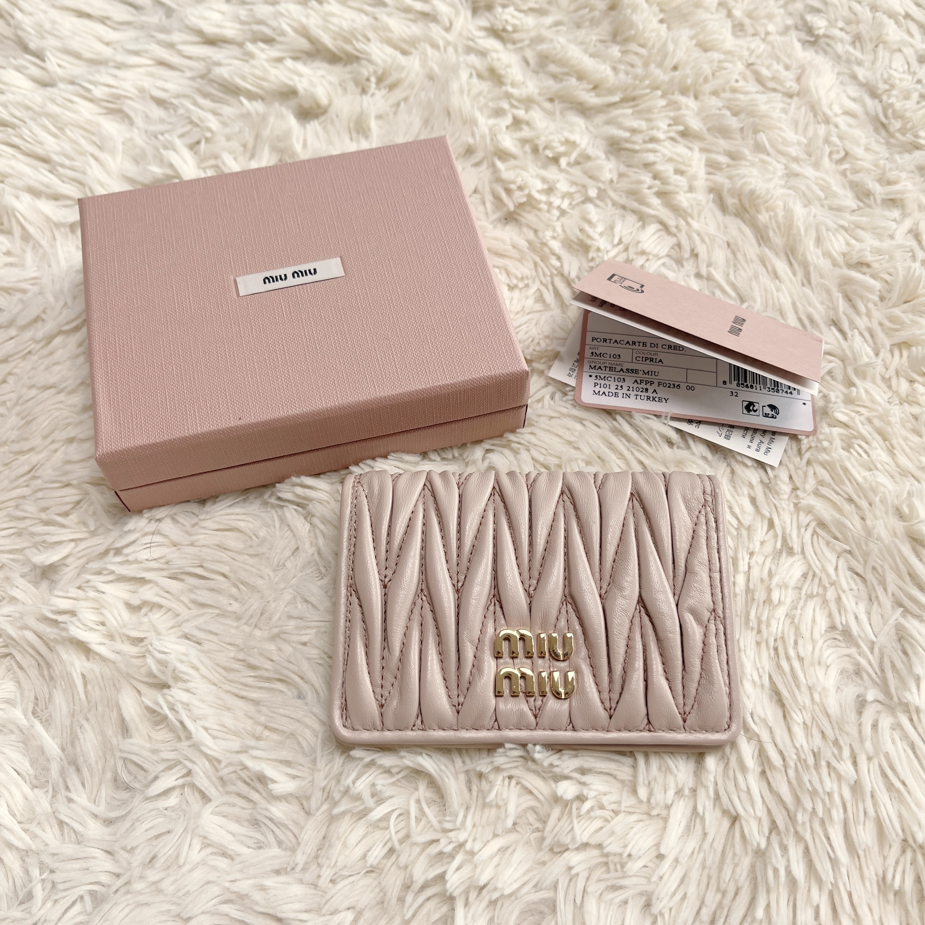 Miu Miu Matelasse Nappa Leather Card Holder Powder Pink 착용 스타일