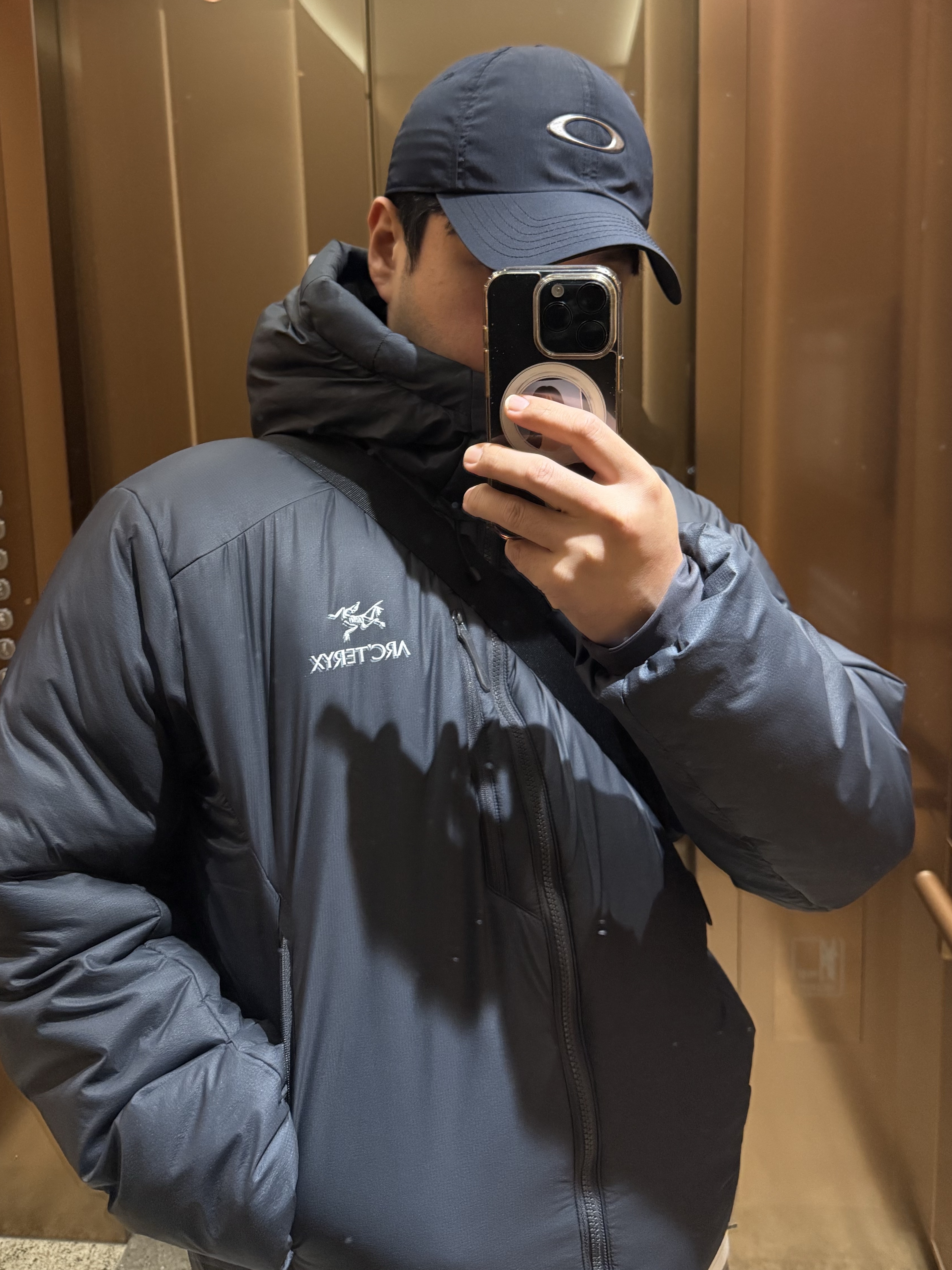 Oakley Tincan LX Cap Blackout, Arc'teryx Nuclei SV Parka Graphite 착용 스타일