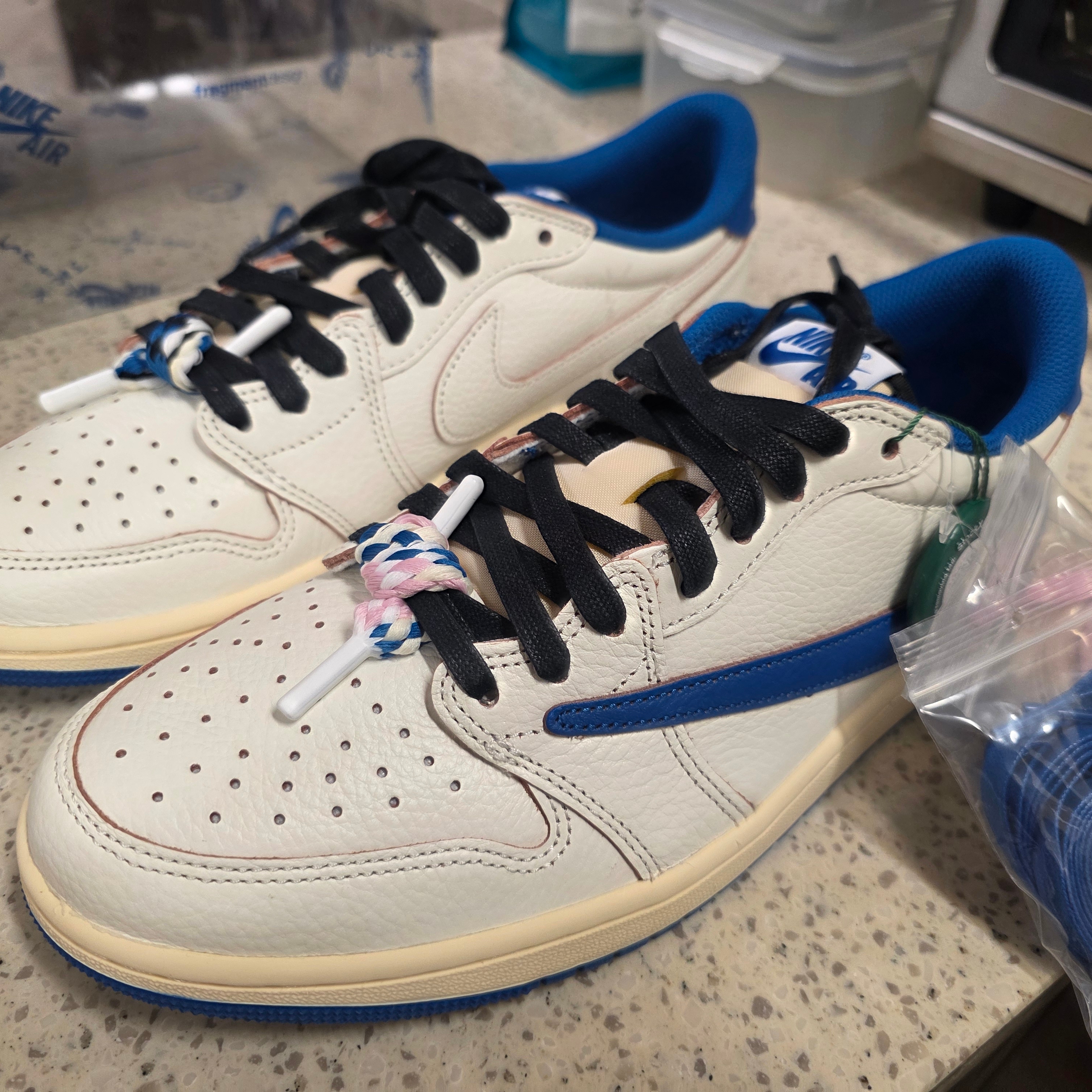 Jordan 1 x Travis Scott x Fragment Retro Low OG SP Sail Military Blue 착용 스타일