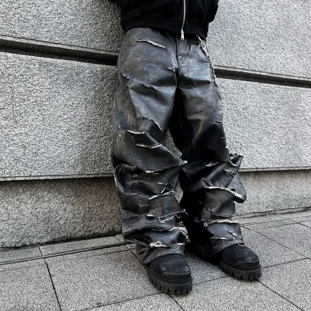emostanceclub Multi Distressed Coating Jeans Black 착용 스타일