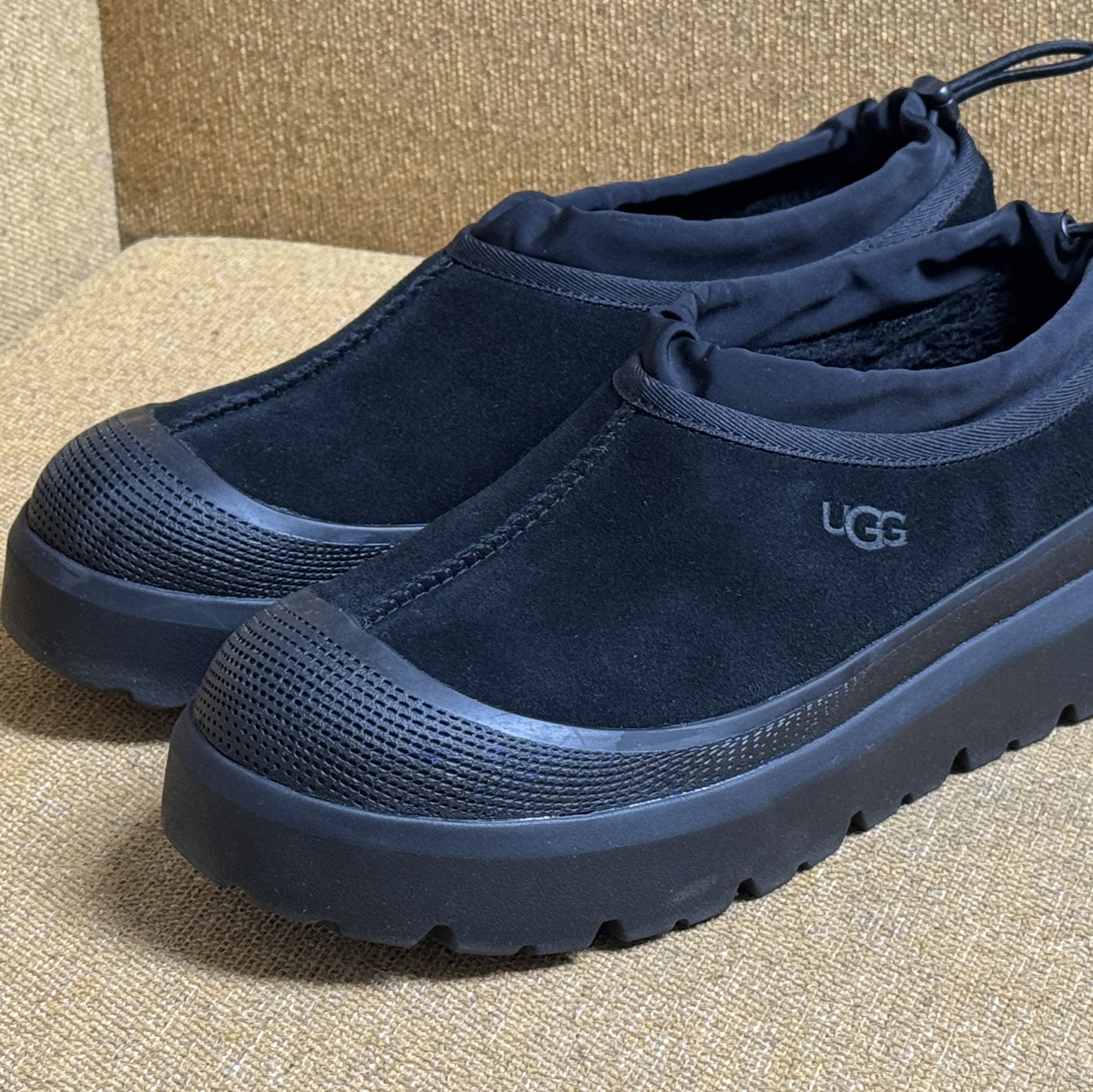 UGG Tasman Weather Hybrid Black 착용 스타일 - 1