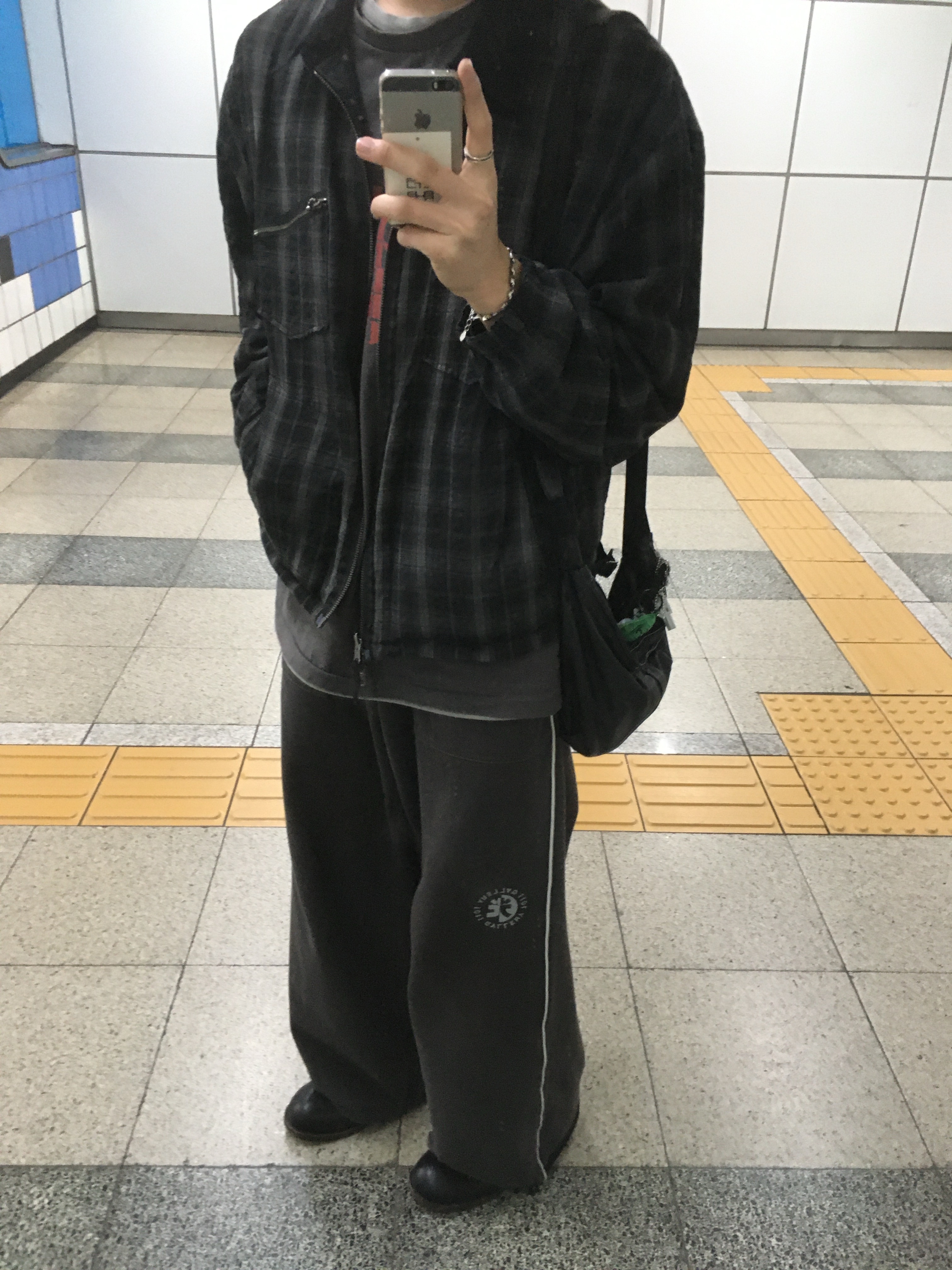 Polyteru Reversible Blouson Ramie & Check 002 Black Check + Charcoal, Polyteru x 1011 Gallery Fatigue Sweatpants Khaki Green - 23SS 착용 스타일 - 2