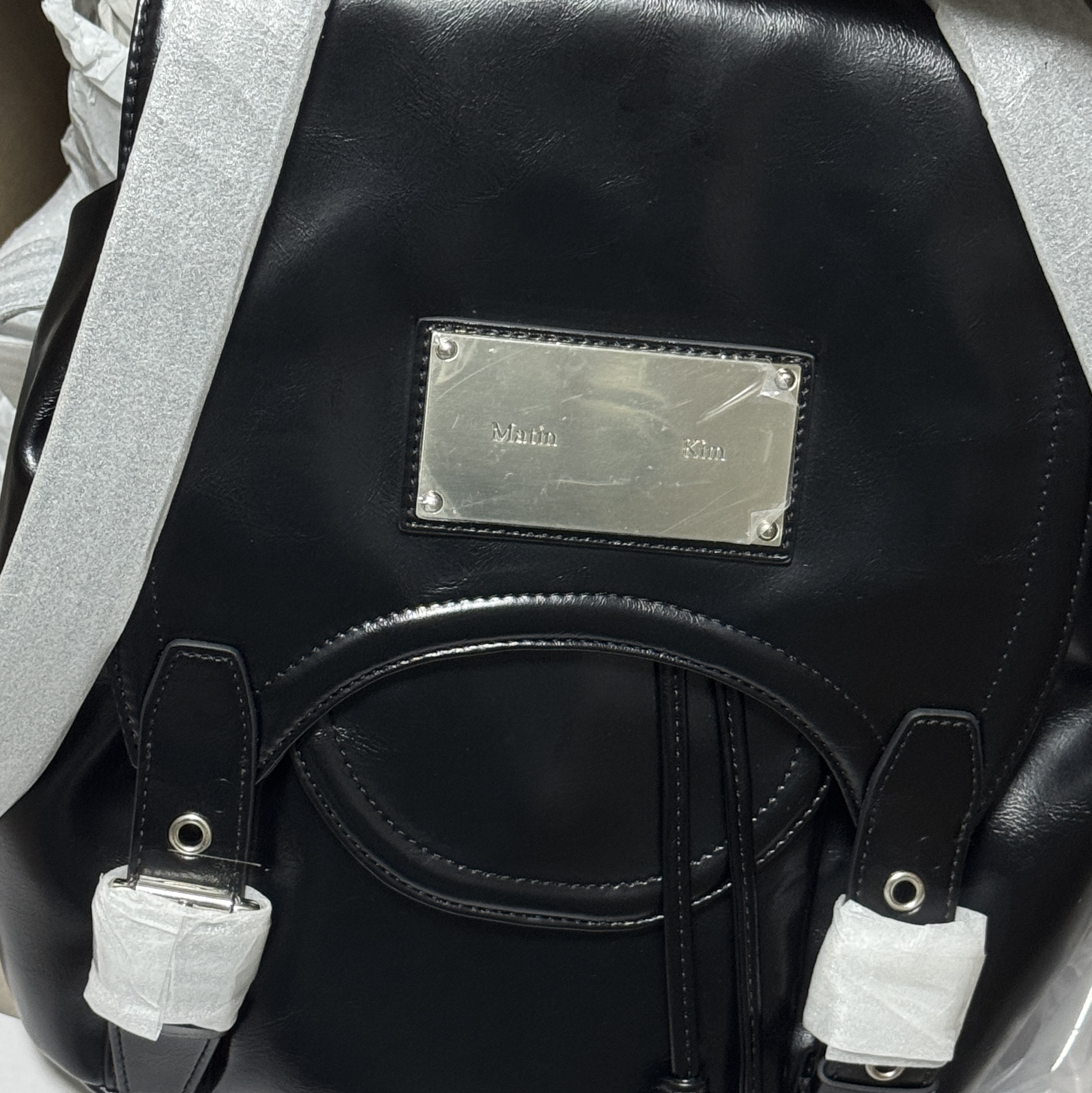 Matin Kim Buckle Detail Backpack Black 착용 스타일 - 4