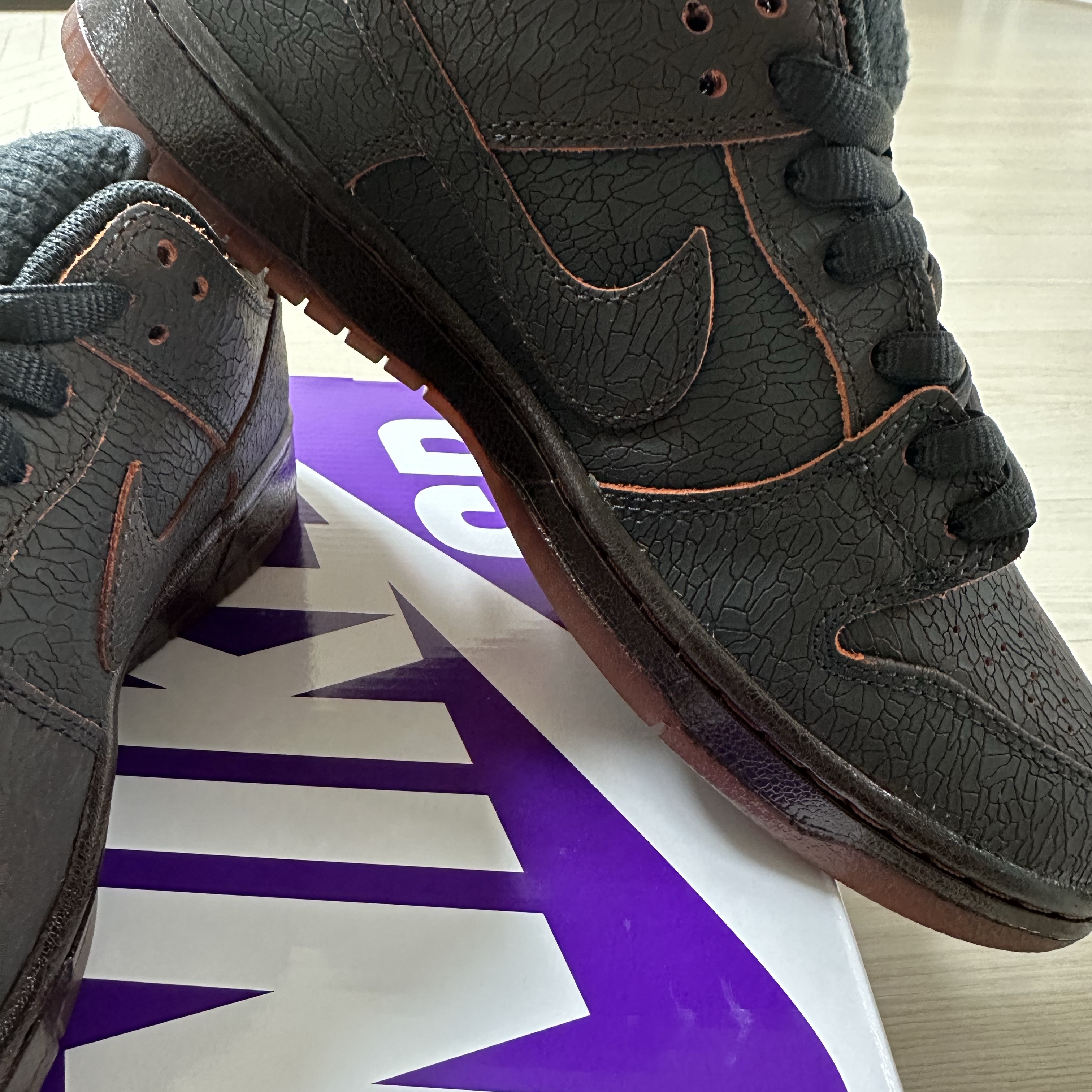 Nike SB Dunk Low Pro Premium Dark Smoke Grey and Black 착용 스타일 - 2