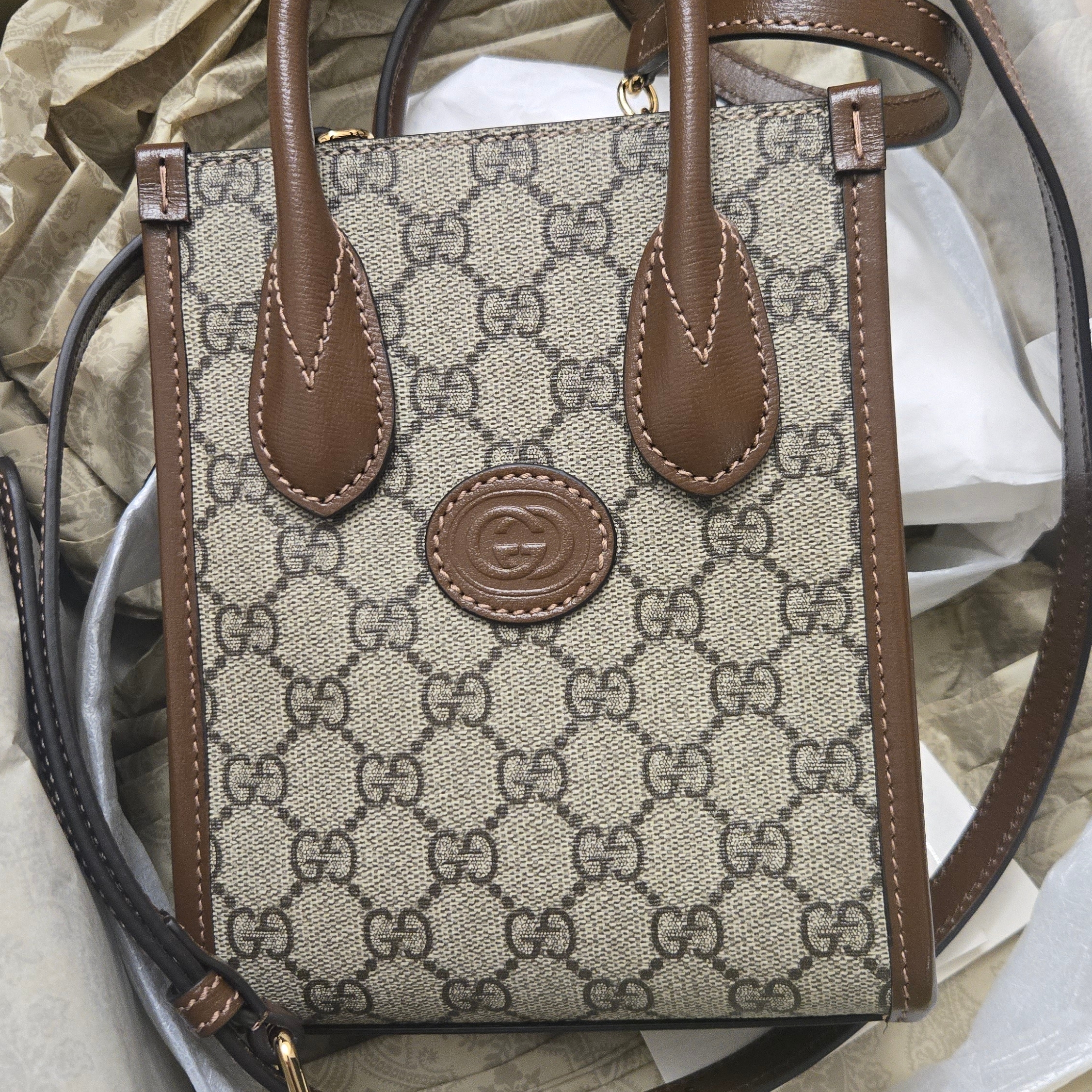 Gucci Mini Tote Bag with Interlocking G Beige Ebony Brown 착용 스타일 - 3