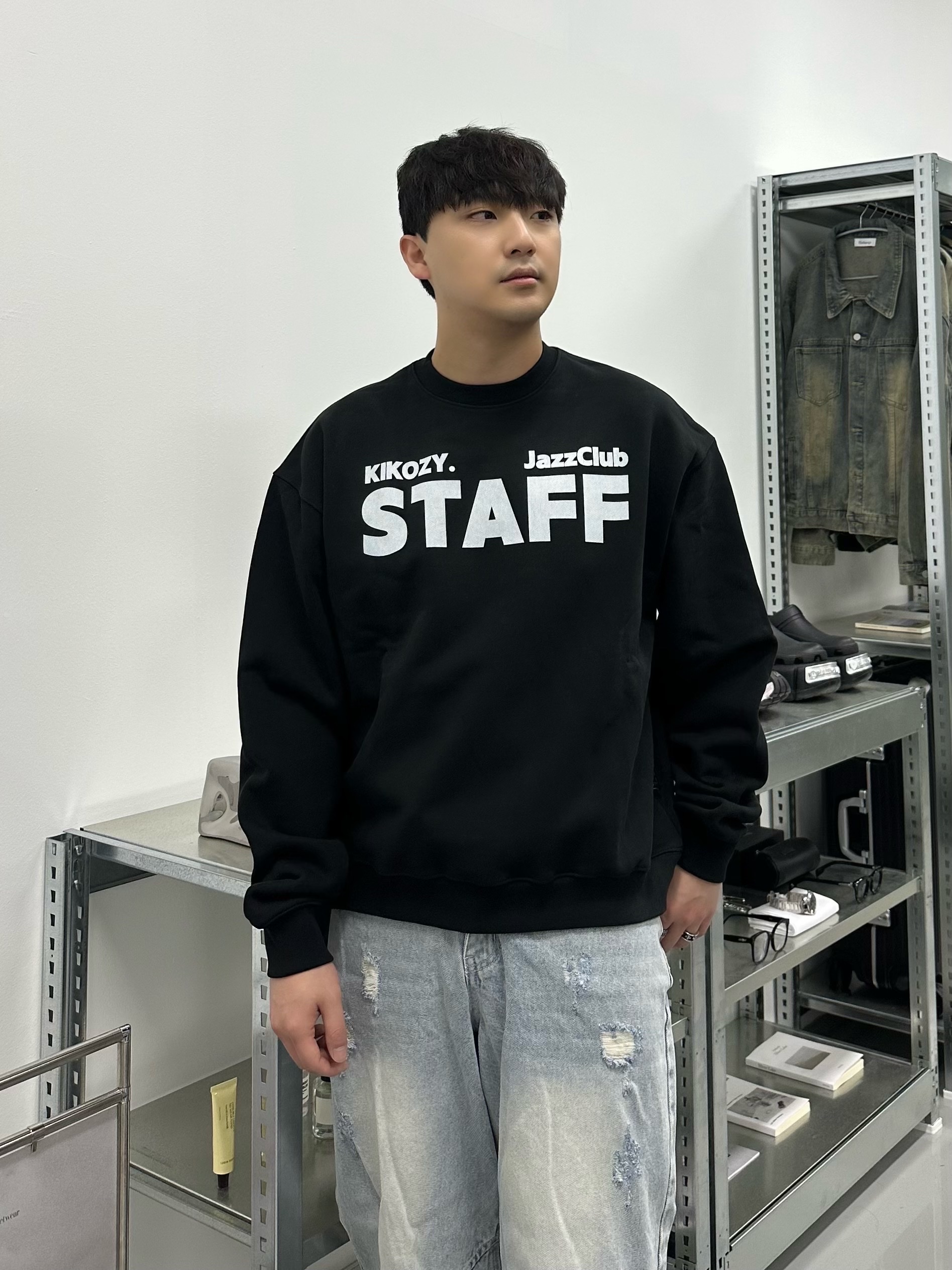 [KREAM 단독] Kikozy Staff Sweatshirt Black 착용 스타일 - 2