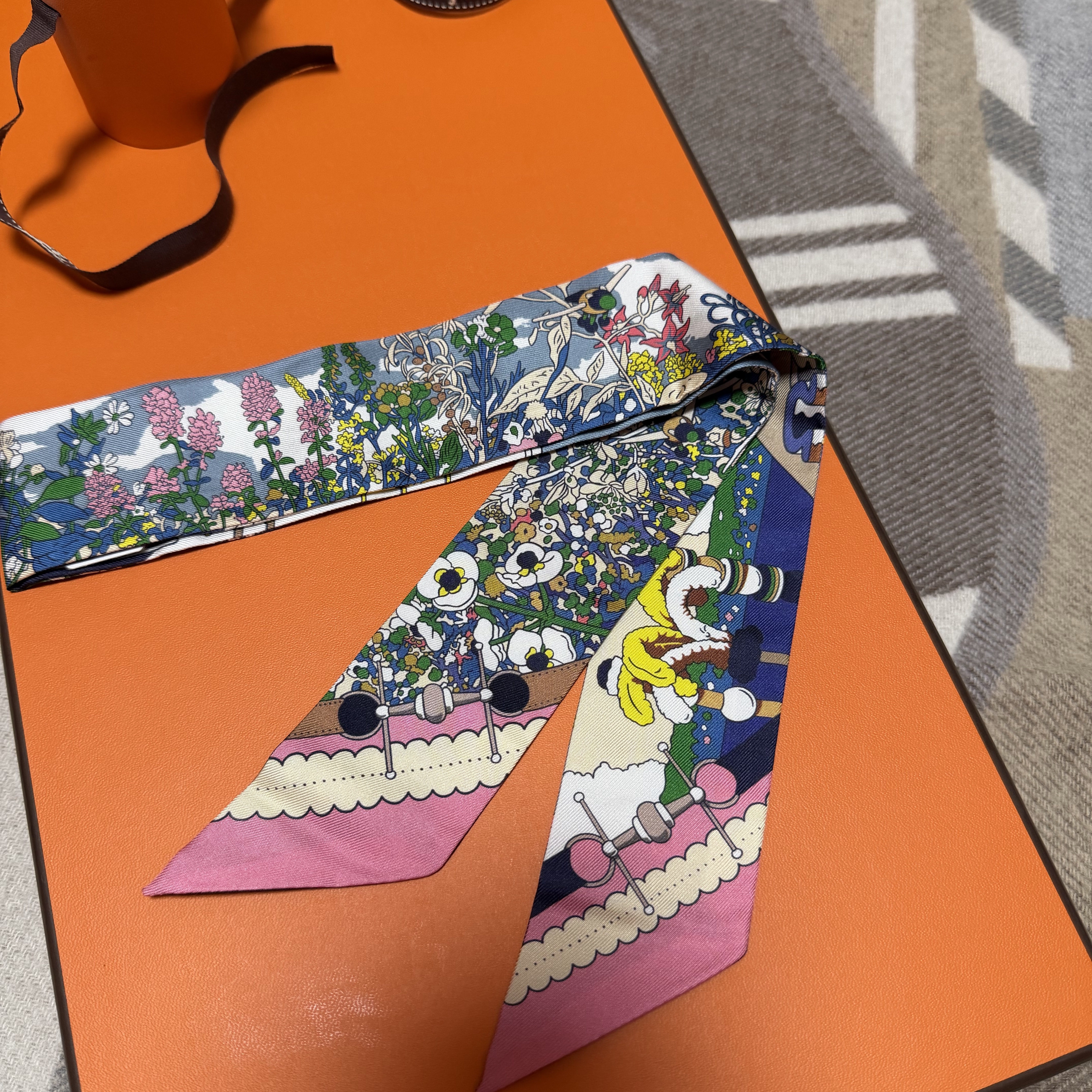 (W) Hermes Pony Pit Stop Twilly Bleu Vert Rose 착용 스타일 - 2