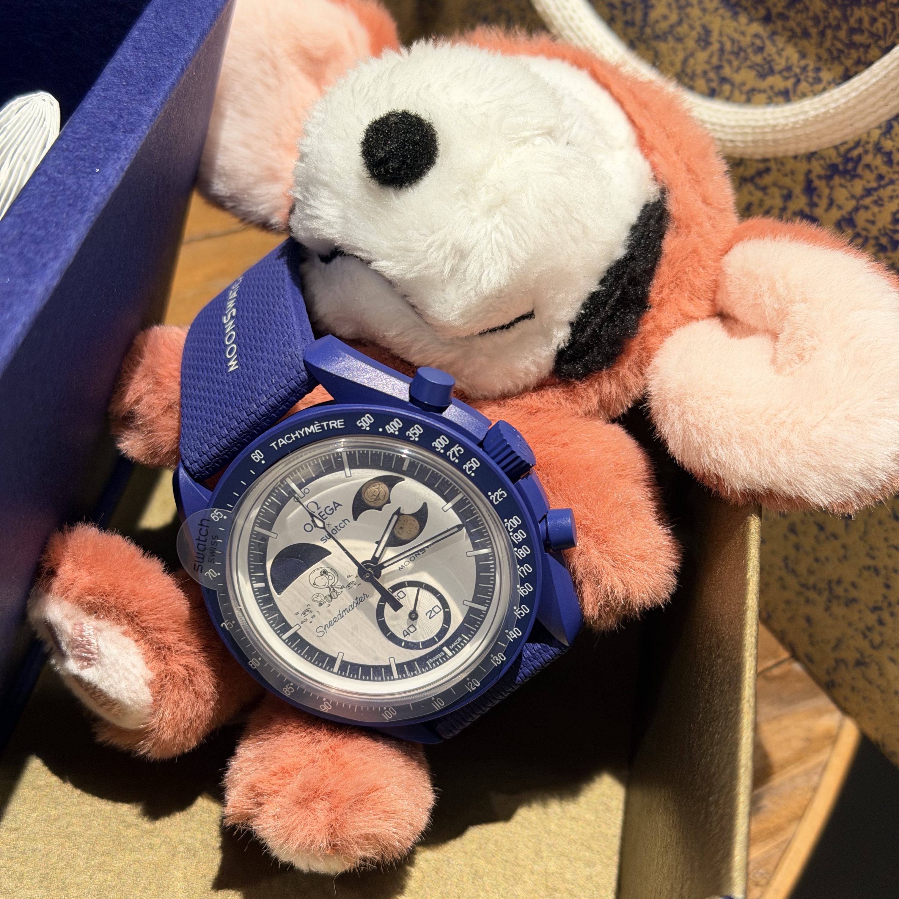 Swatch x Omega x Snoopy Bioceramic Moonswatch October's Misson To Earthphase 42mm Moonshine Gold 착용 스타일