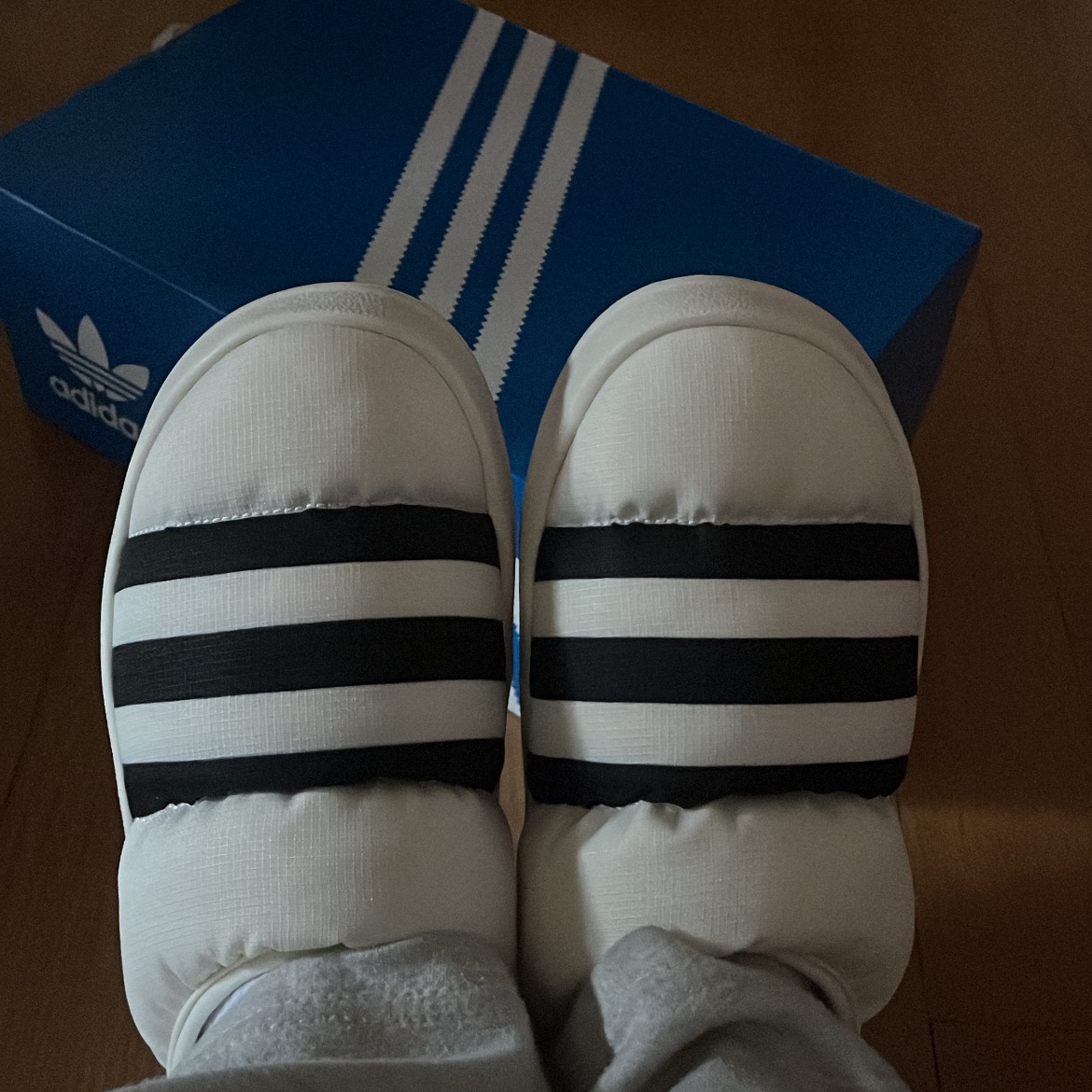 Adidas Puffylette Off White 착용 스타일