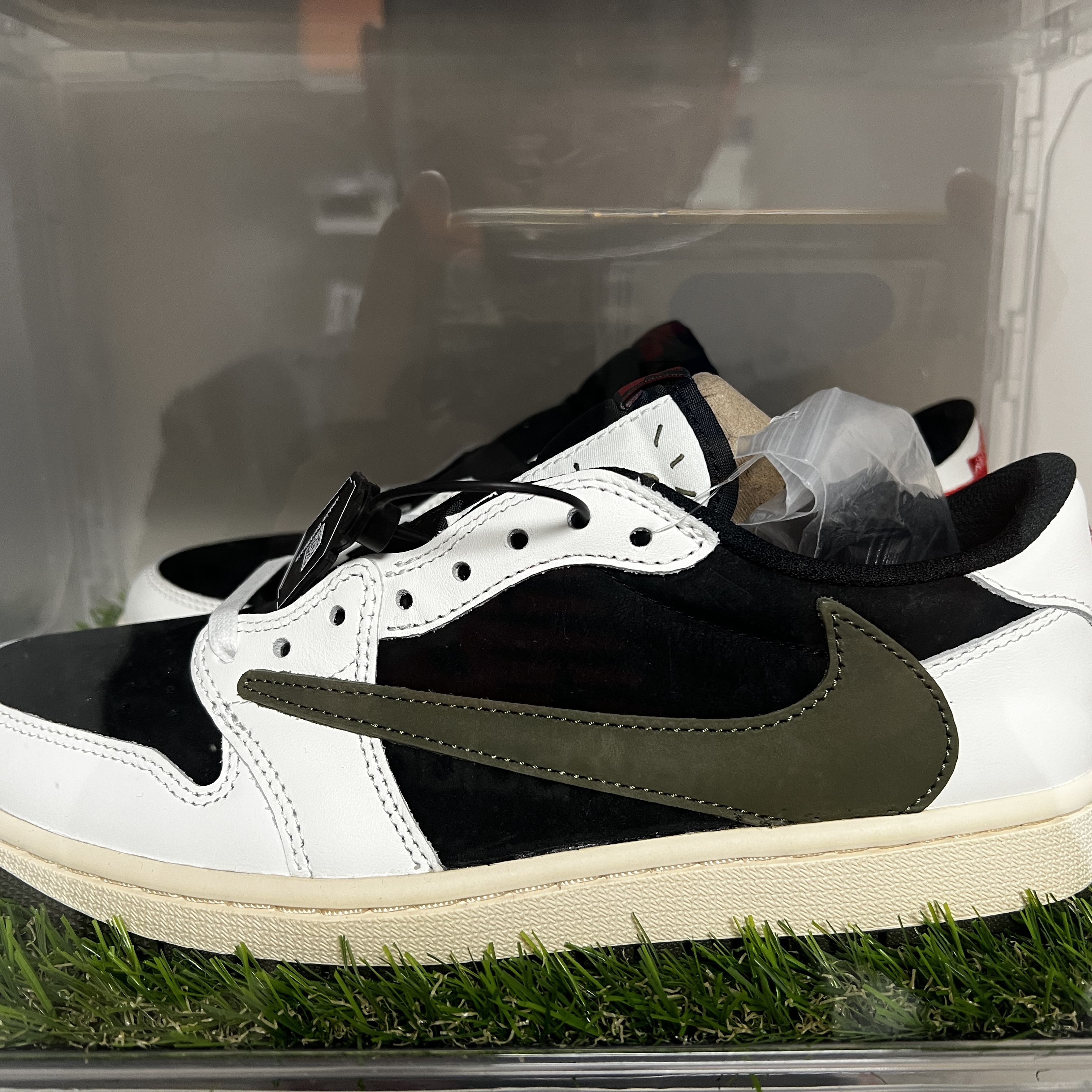 Jordan 1 x Travis Scott Retro Low OG SP Velvet Brown and Dark Mocha, Jordan 1 x Travis Scott Retro Low OG SP Reverse Olive 착용 스타일 - 6