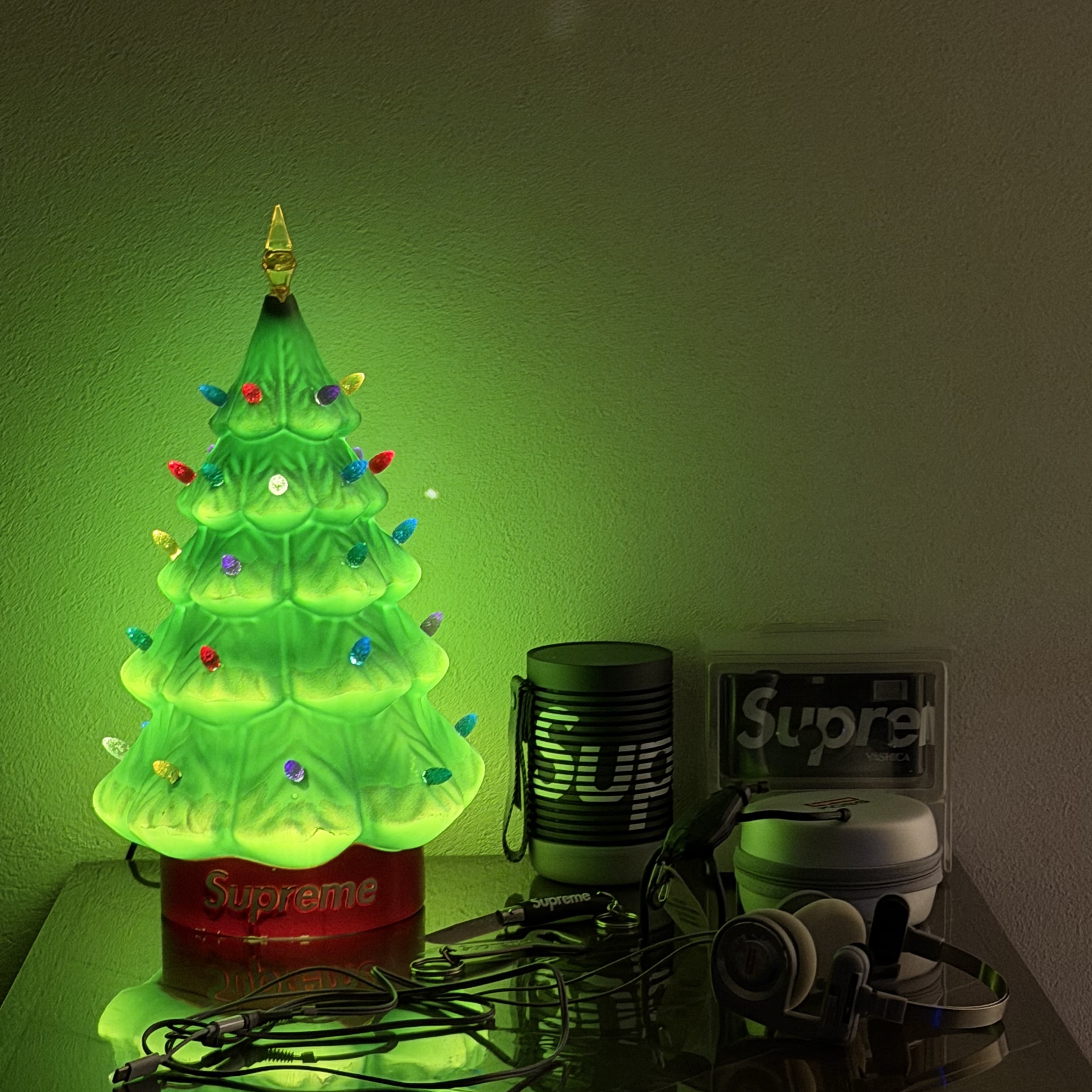 Supreme 15" Holiday Tree Green - 25FW, Supreme x Koss Portapro Headphones Silver - 23FW 착용 스타일 - 2