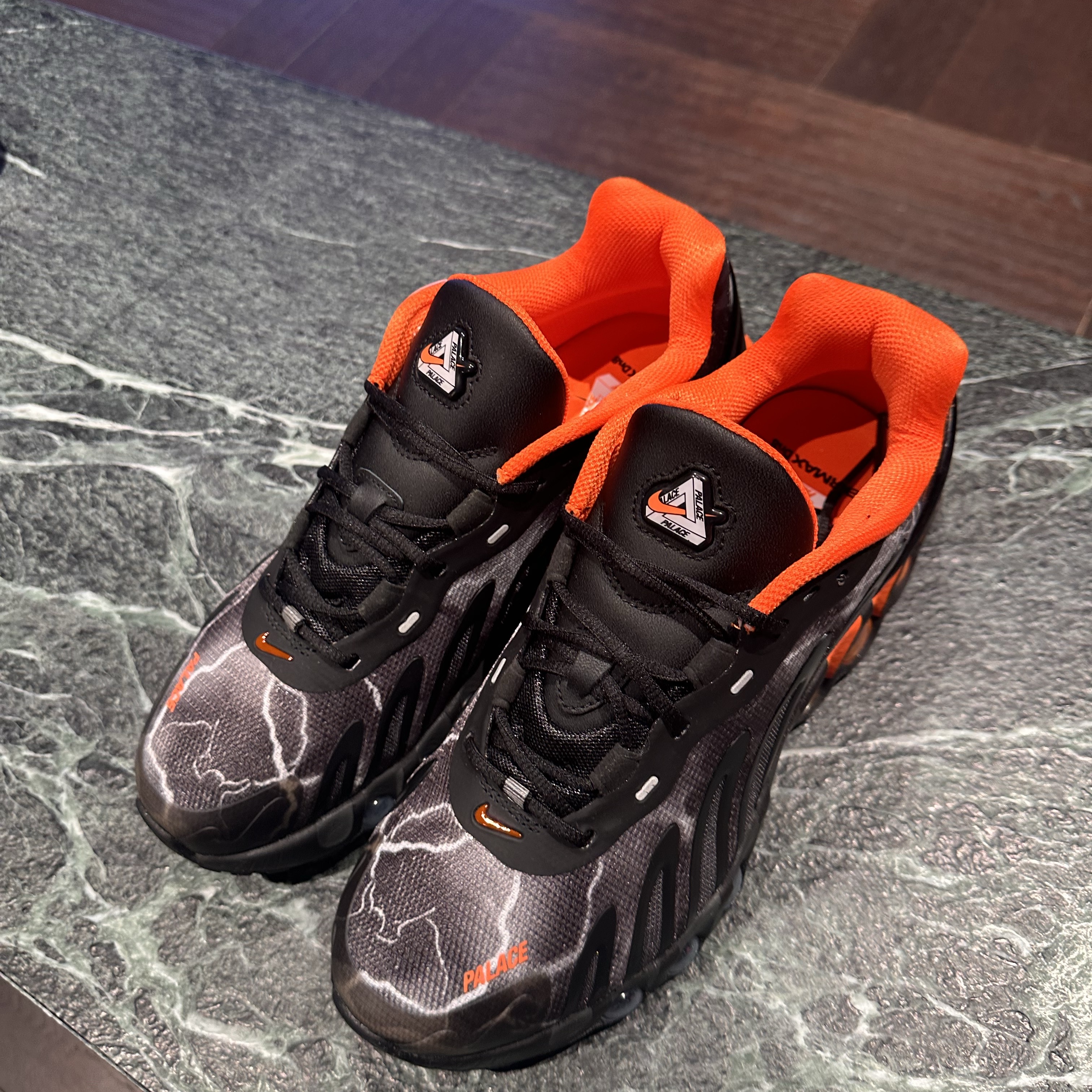 Nike x Palace Air Max Dn8 Dusty Grey Safety Orange Particle Grey White 착용 스타일 - 2