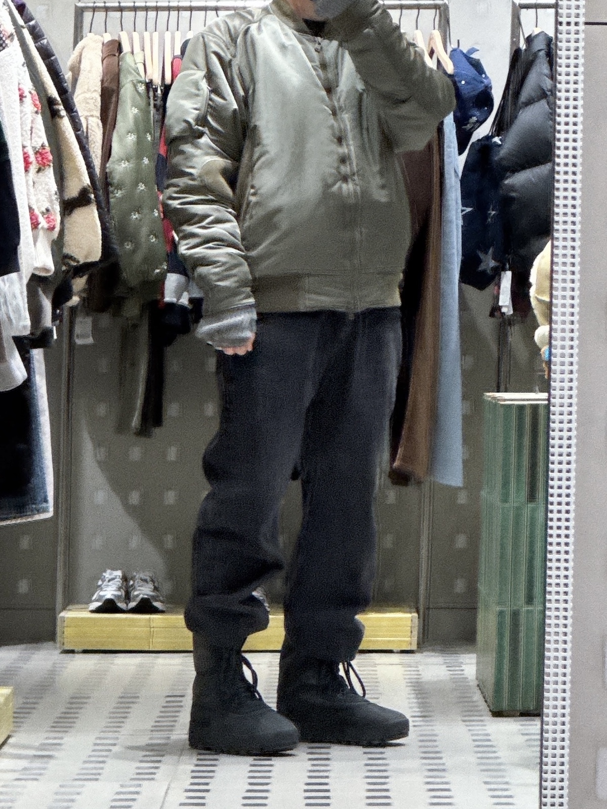 Adidas Yeezy 950 Pirate Black 착용 스타일