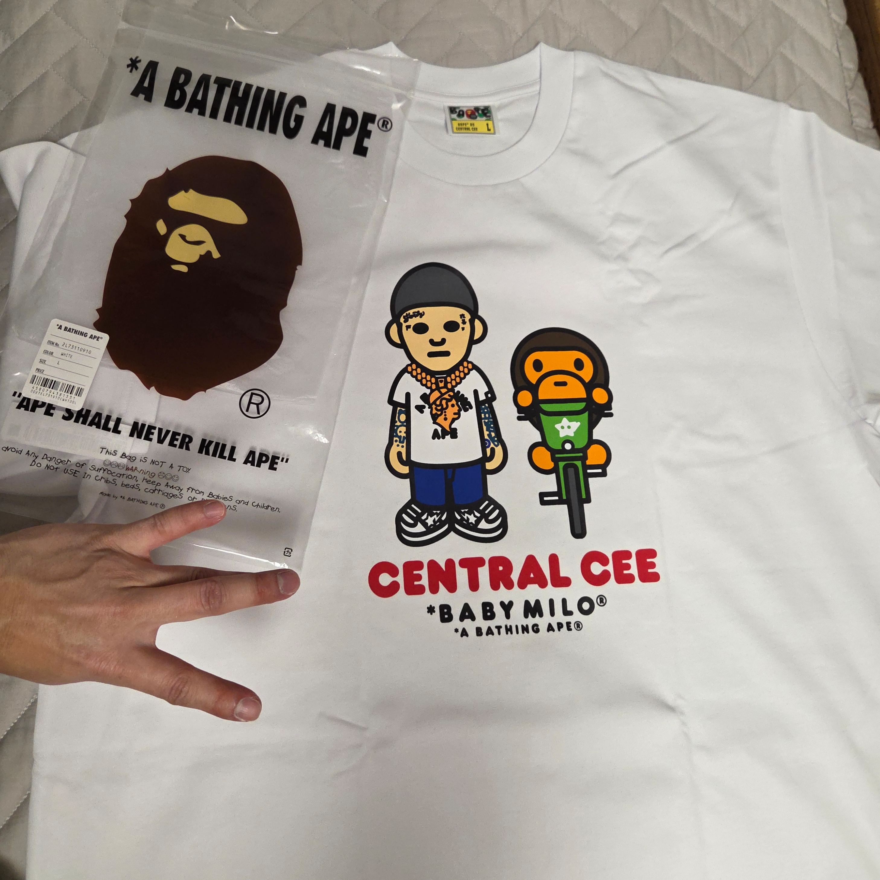BAPE x Spotify x SYNA World By Central Cee Baby Milo Relaxed Fit T-Shirt White 착용 스타일 - 1