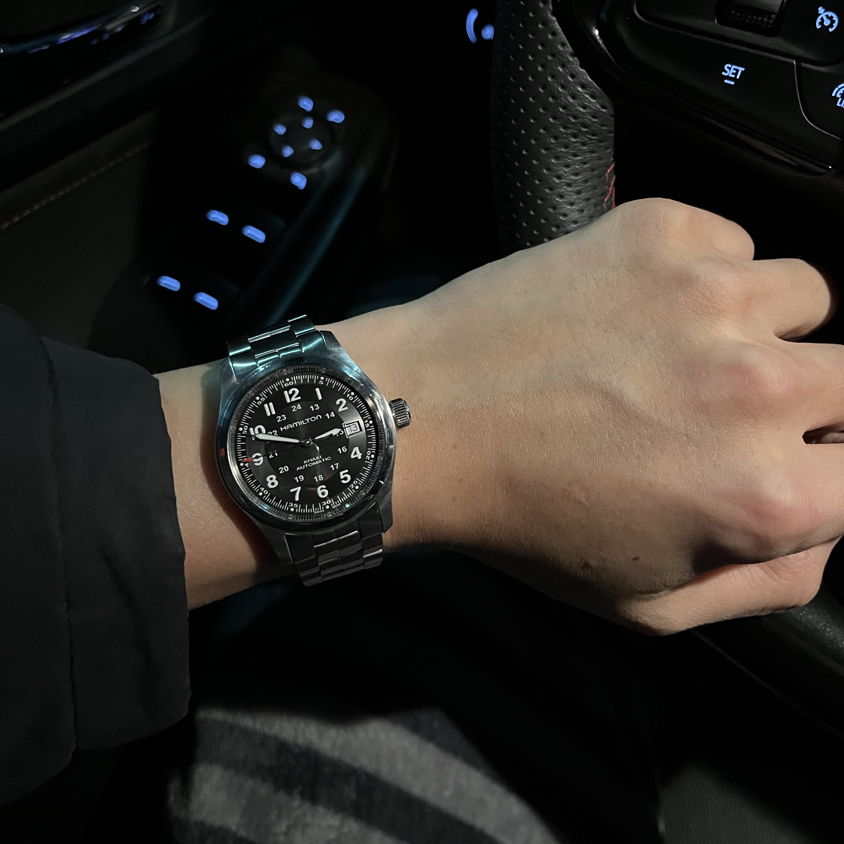 Hamilton Khaki Field Auto 38mm Stainless Steel Black 착용 스타일