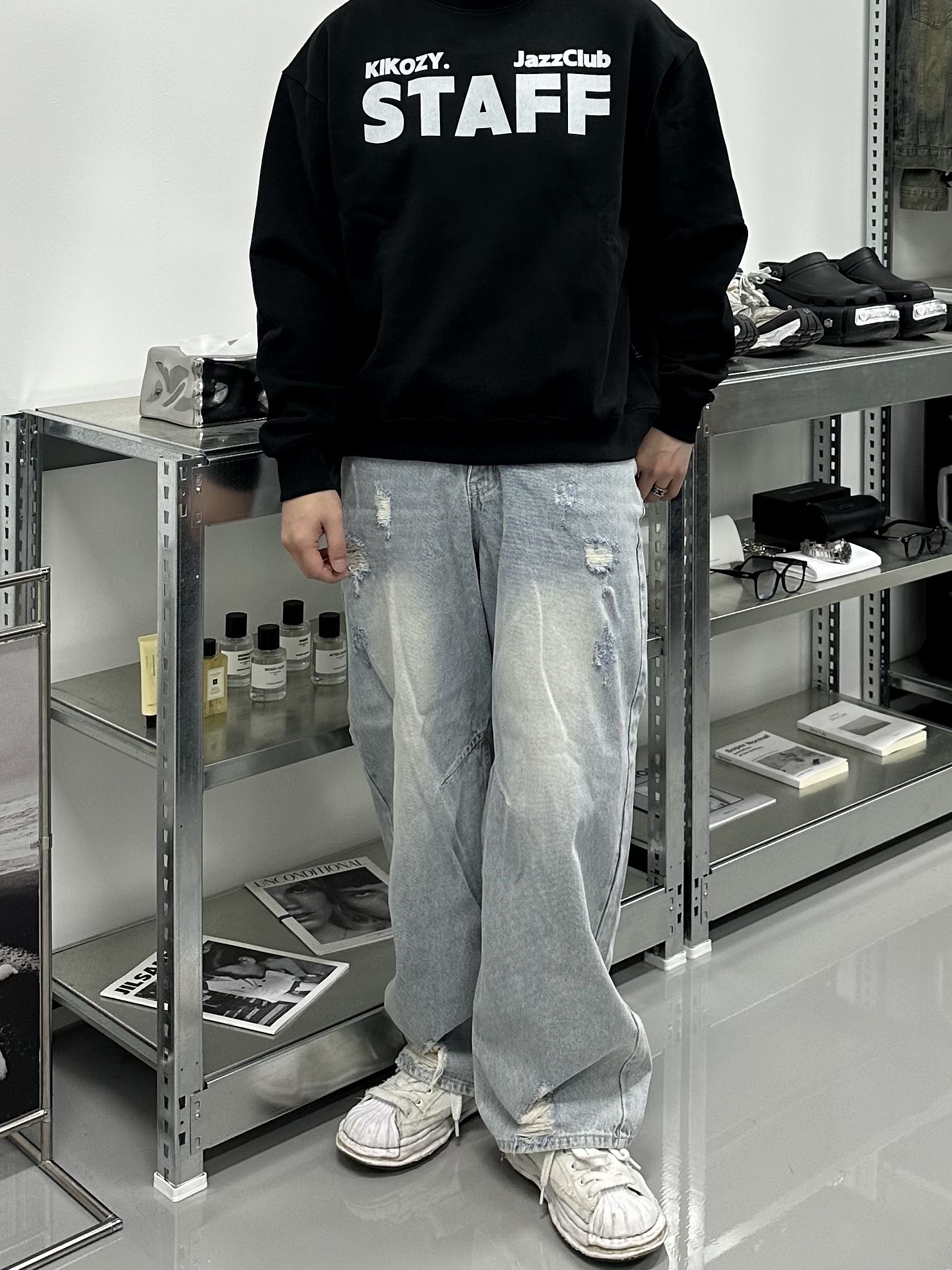 [KREAM 단독] Kikozy Staff Sweatshirt Black 착용 스타일 - 5