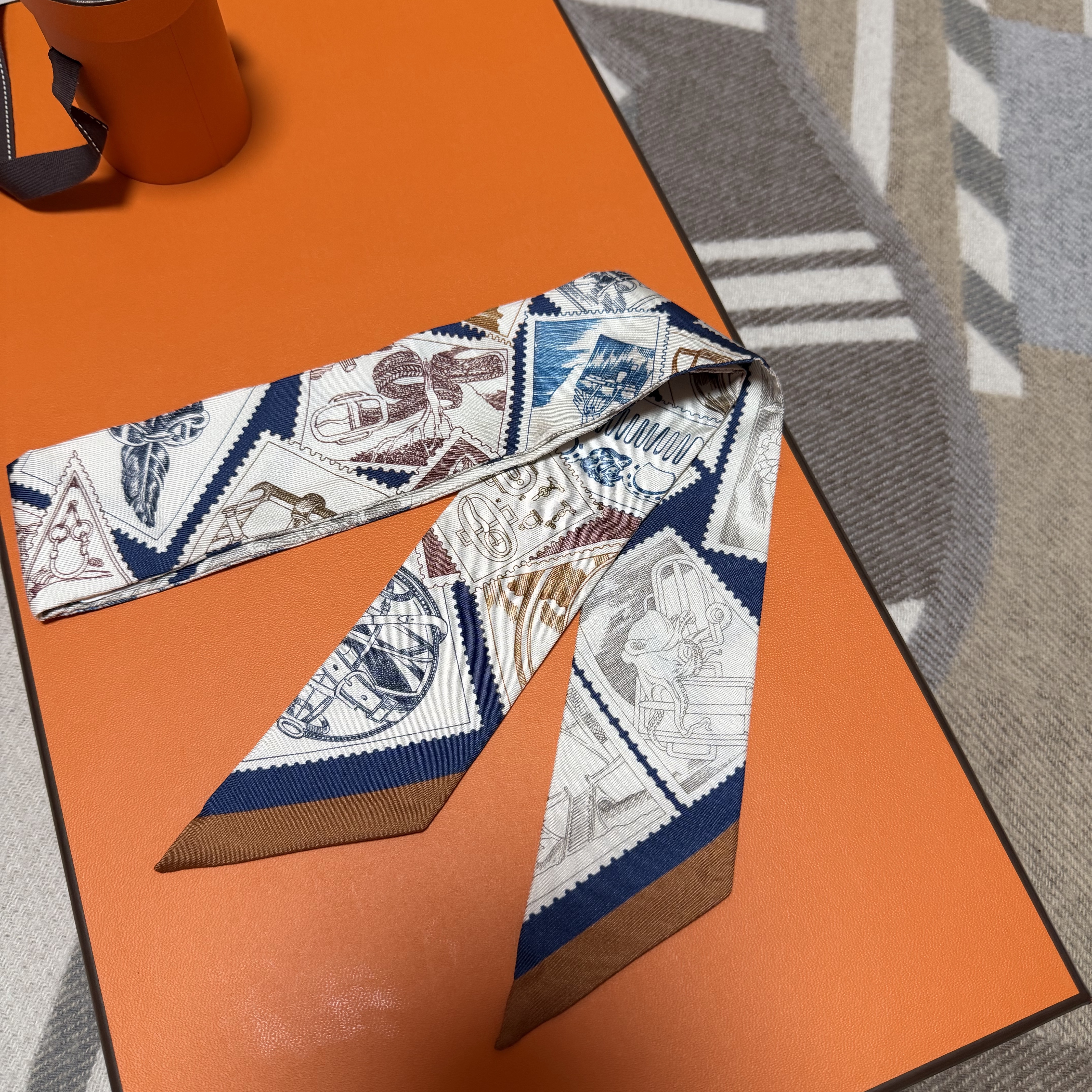(W) Hermes Le Philateliste du Faubourg Twilly Bleu Marine Creme Caramel 착용 스타일 - 2