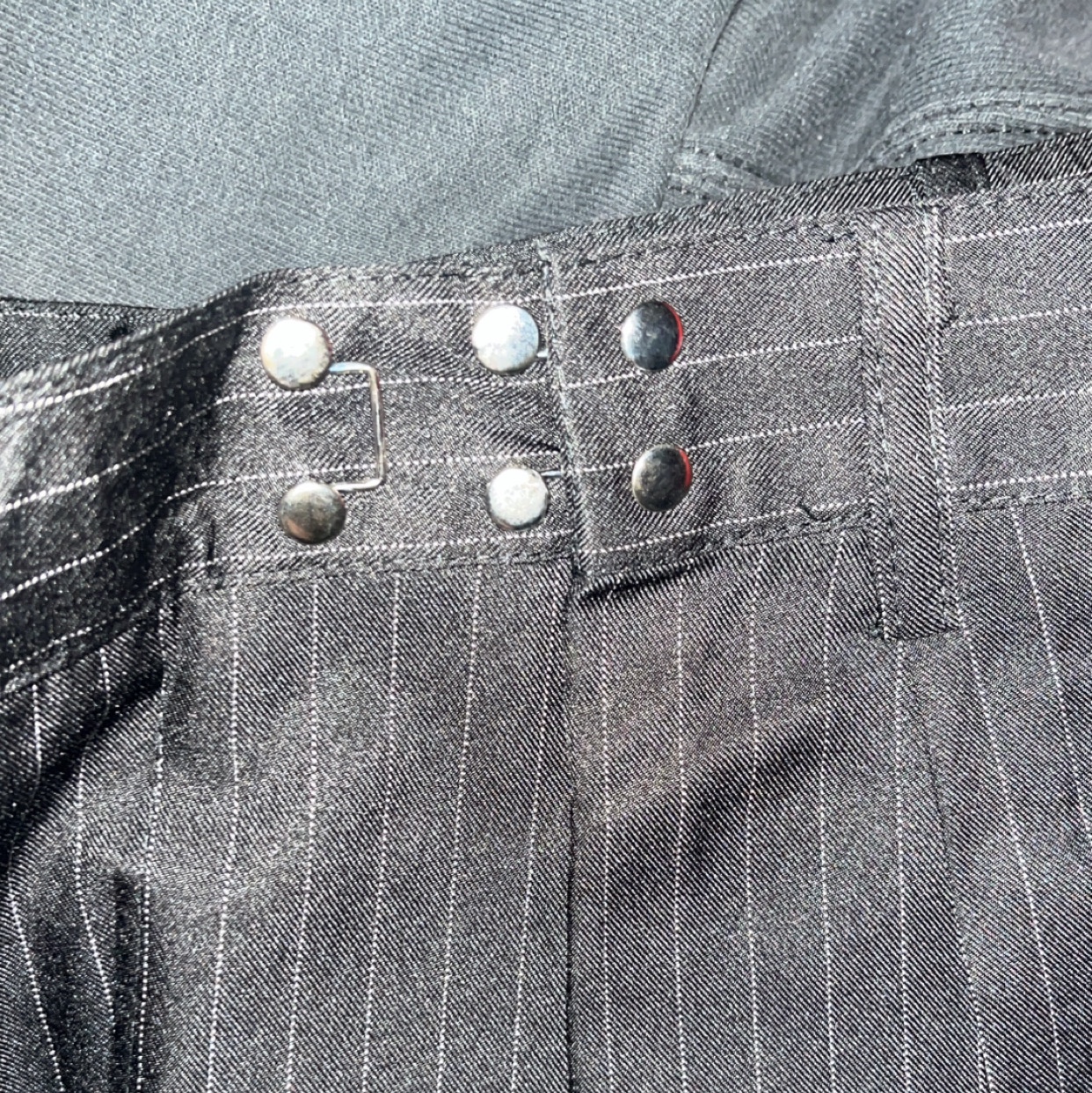 Suade Two Tuck Stripe Slacks Black 착용 스타일 - 3