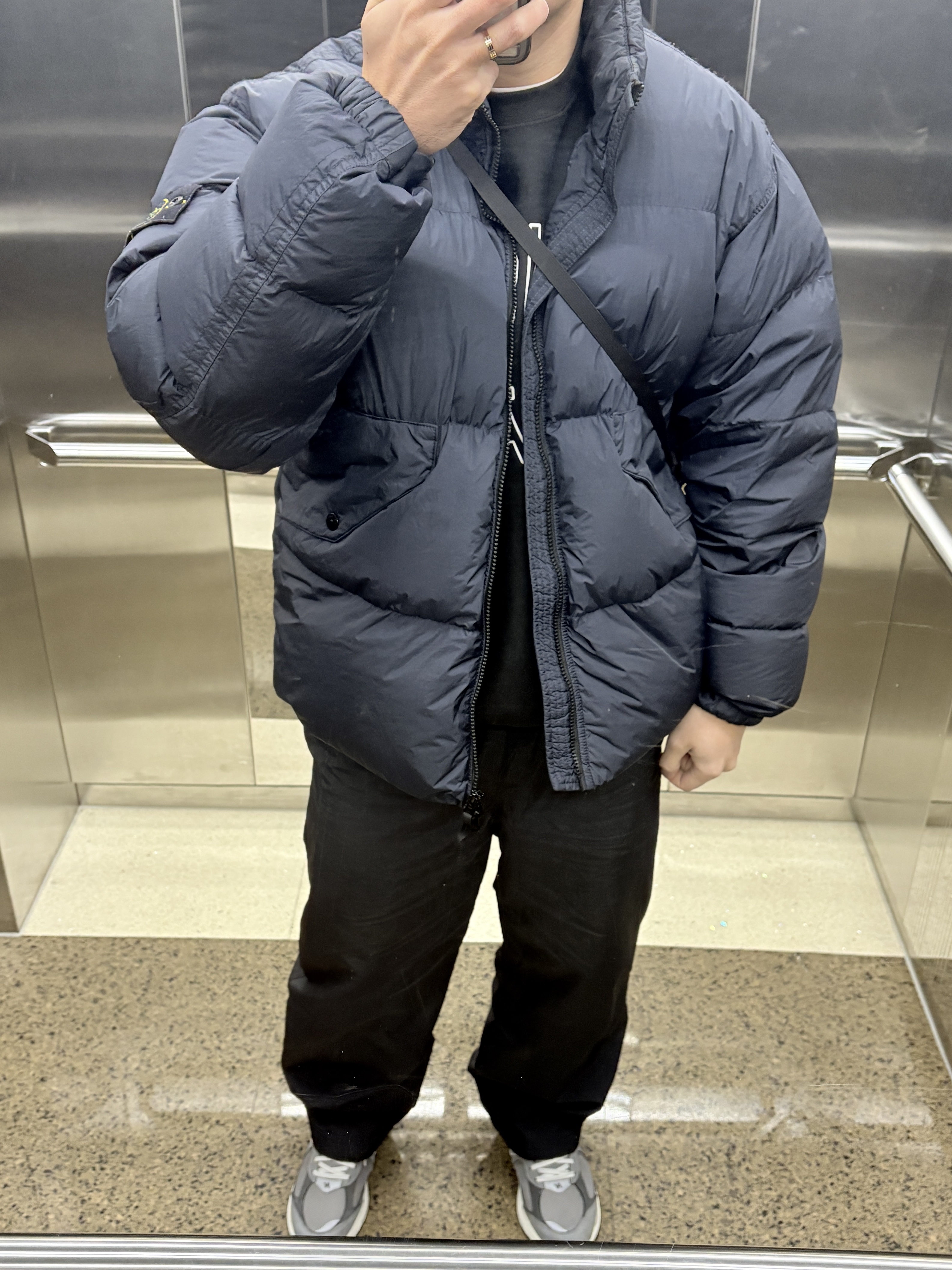 Stone Island 40623 Garment Dyed Crinkle Reps Recycled Nylon Down Jacket Navy Blue - 23FW, New Balance 2002R Premium Vintage Grey 착용 스타일