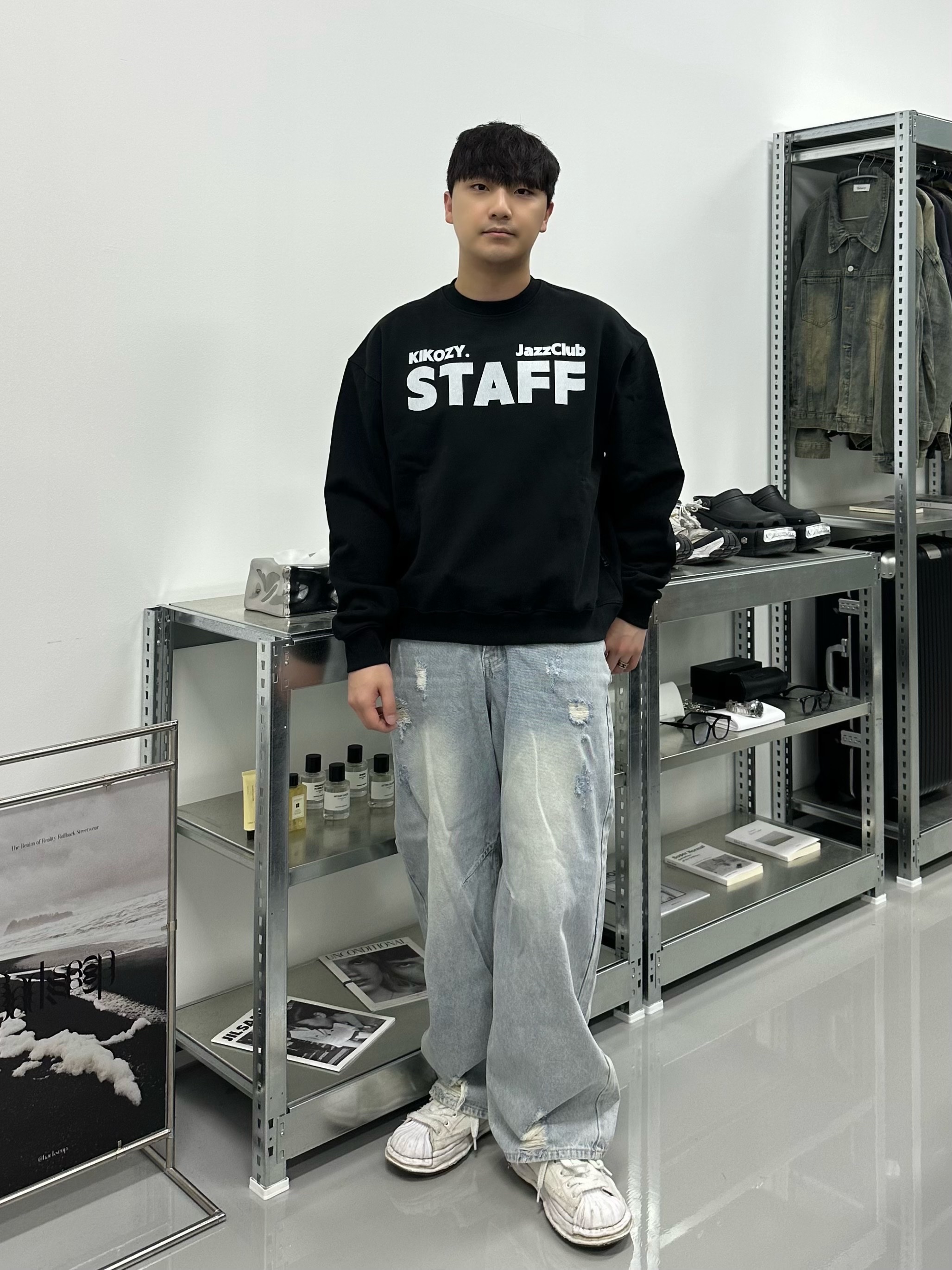 [KREAM 단독] Kikozy Staff Sweatshirt Black 착용 스타일 - 1