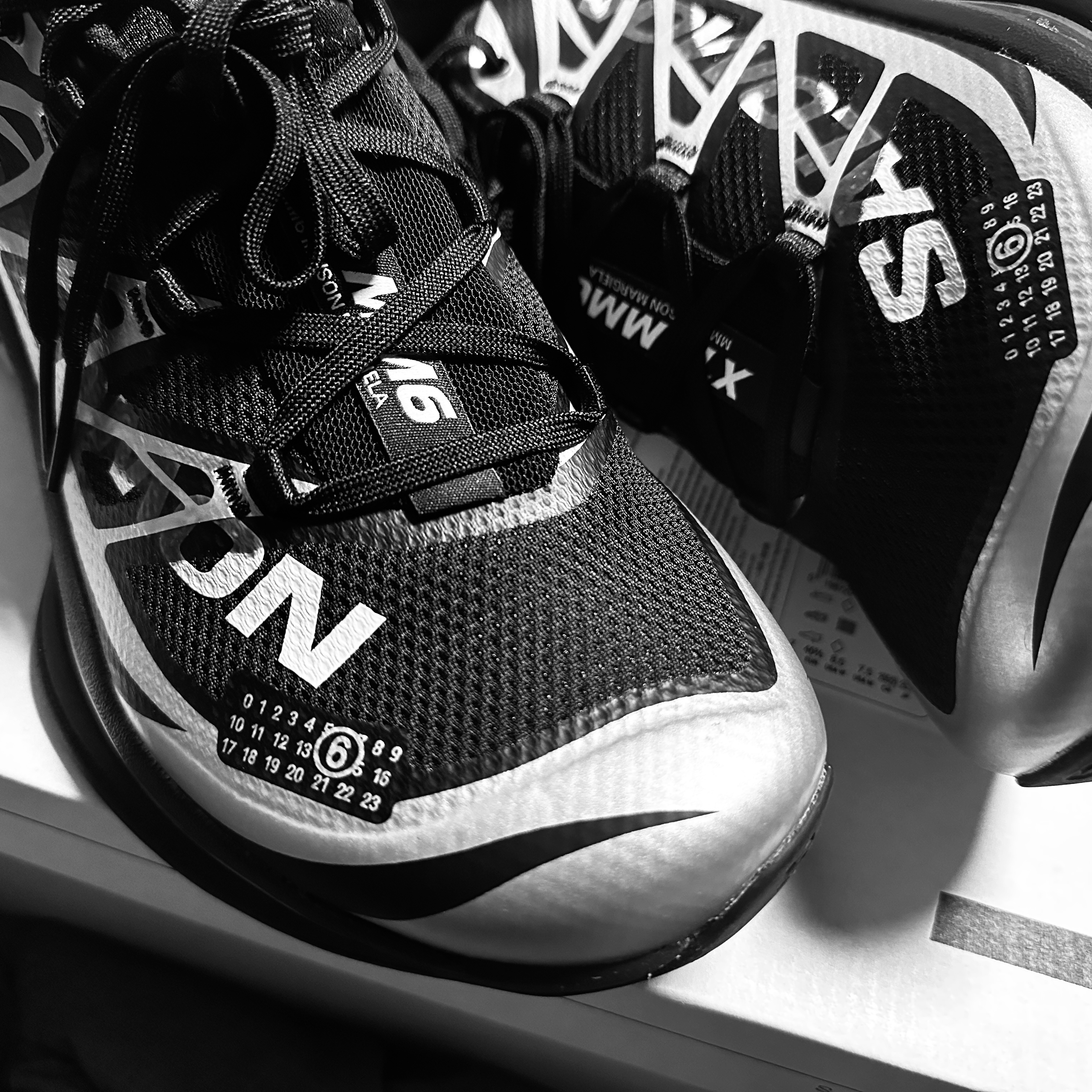 Salomon x MM6 Masion Margiela XT-MM6 Black Ftw Silver 착용 스타일 - 2