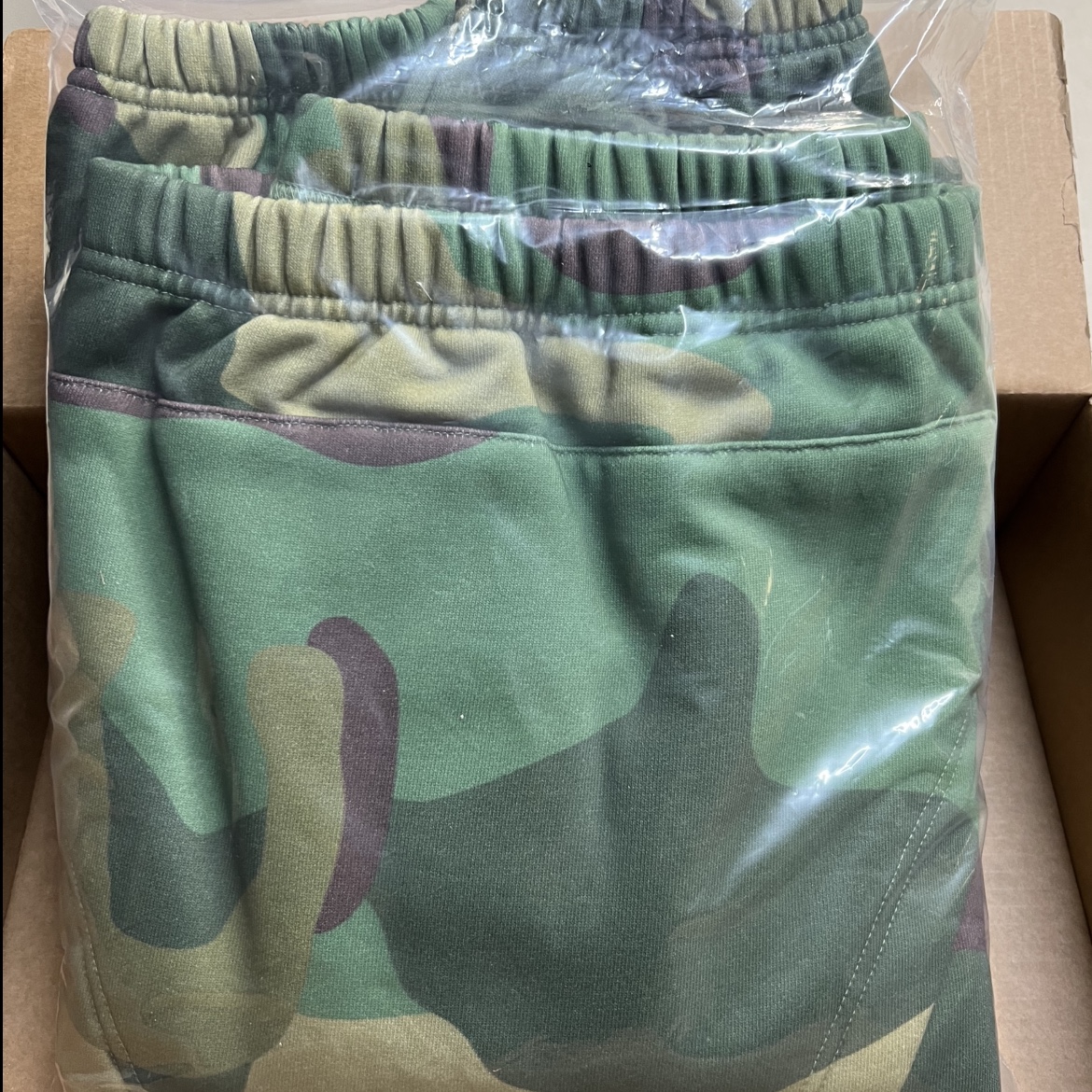 IAB Studio x Stranger Things Hunter Camo Hoodie 착용 스타일 - 3
